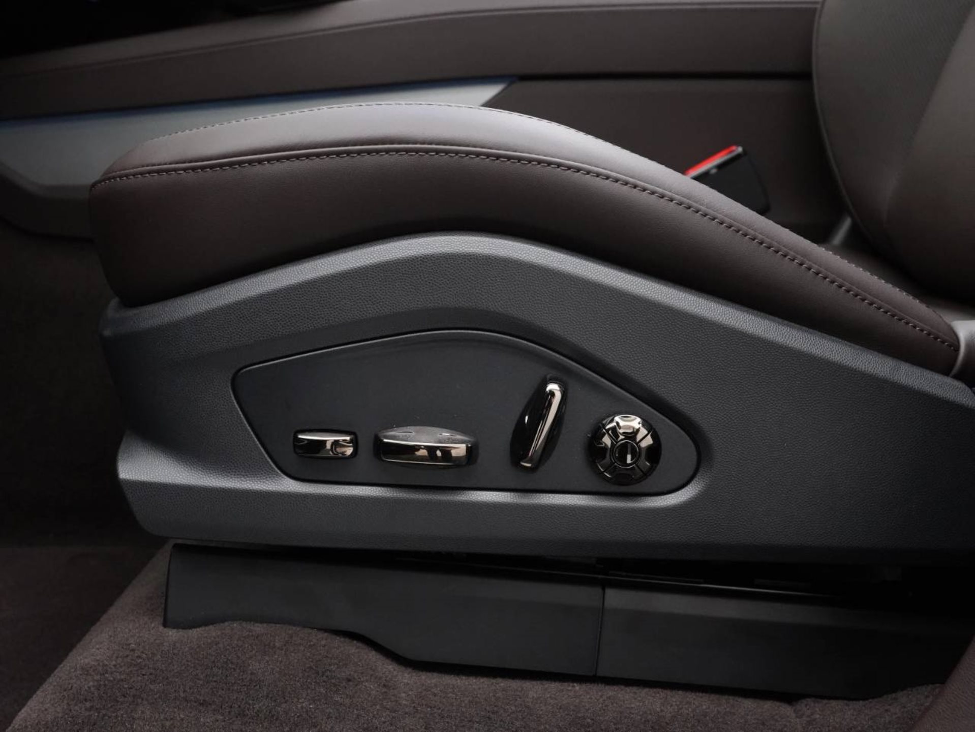 PORSCHE Cayenne S Electric-image-22