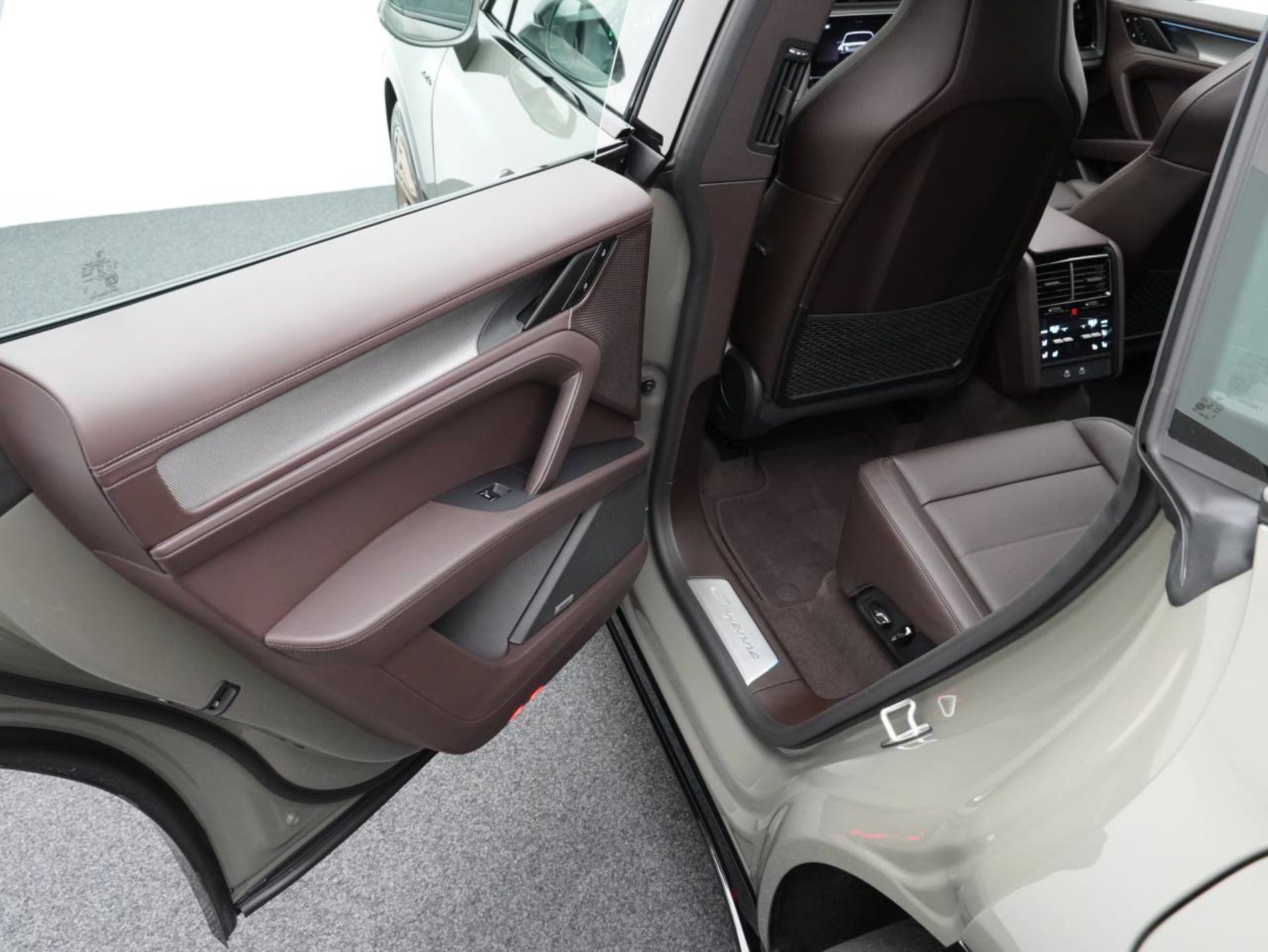 PORSCHE Cayenne S Electric-image-27