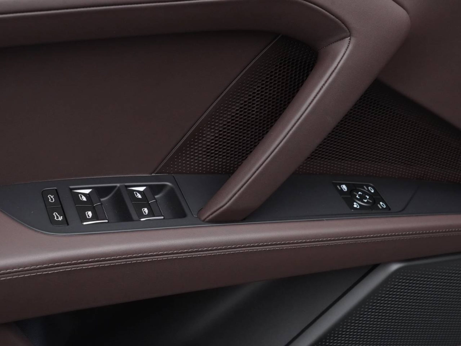 PORSCHE Cayenne S Electric-image-21