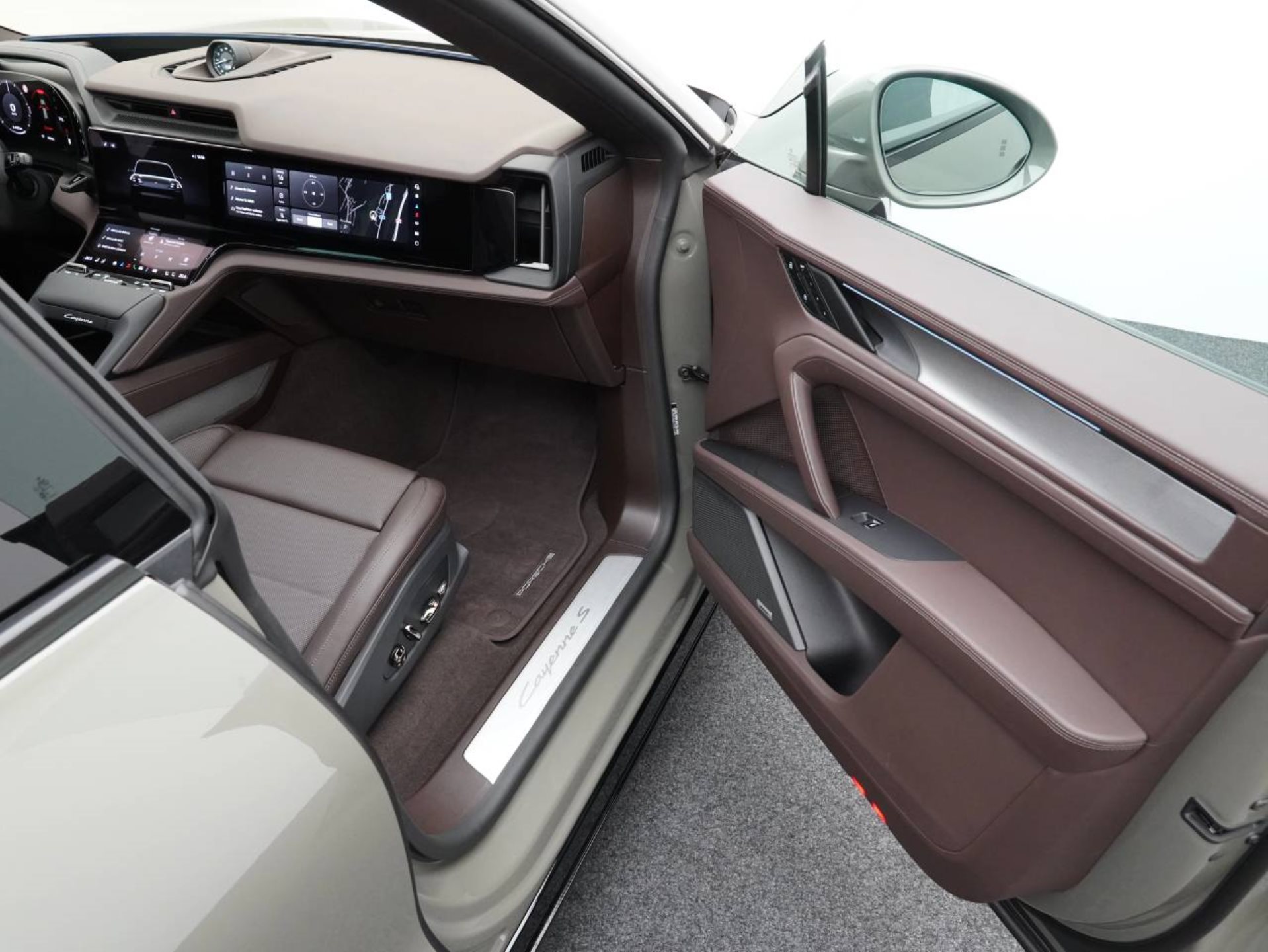 PORSCHE Cayenne S Electric-image-23