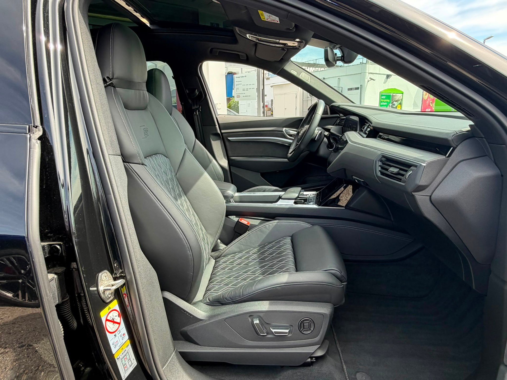 AUDI e-tron S Sportback quattro-image-9