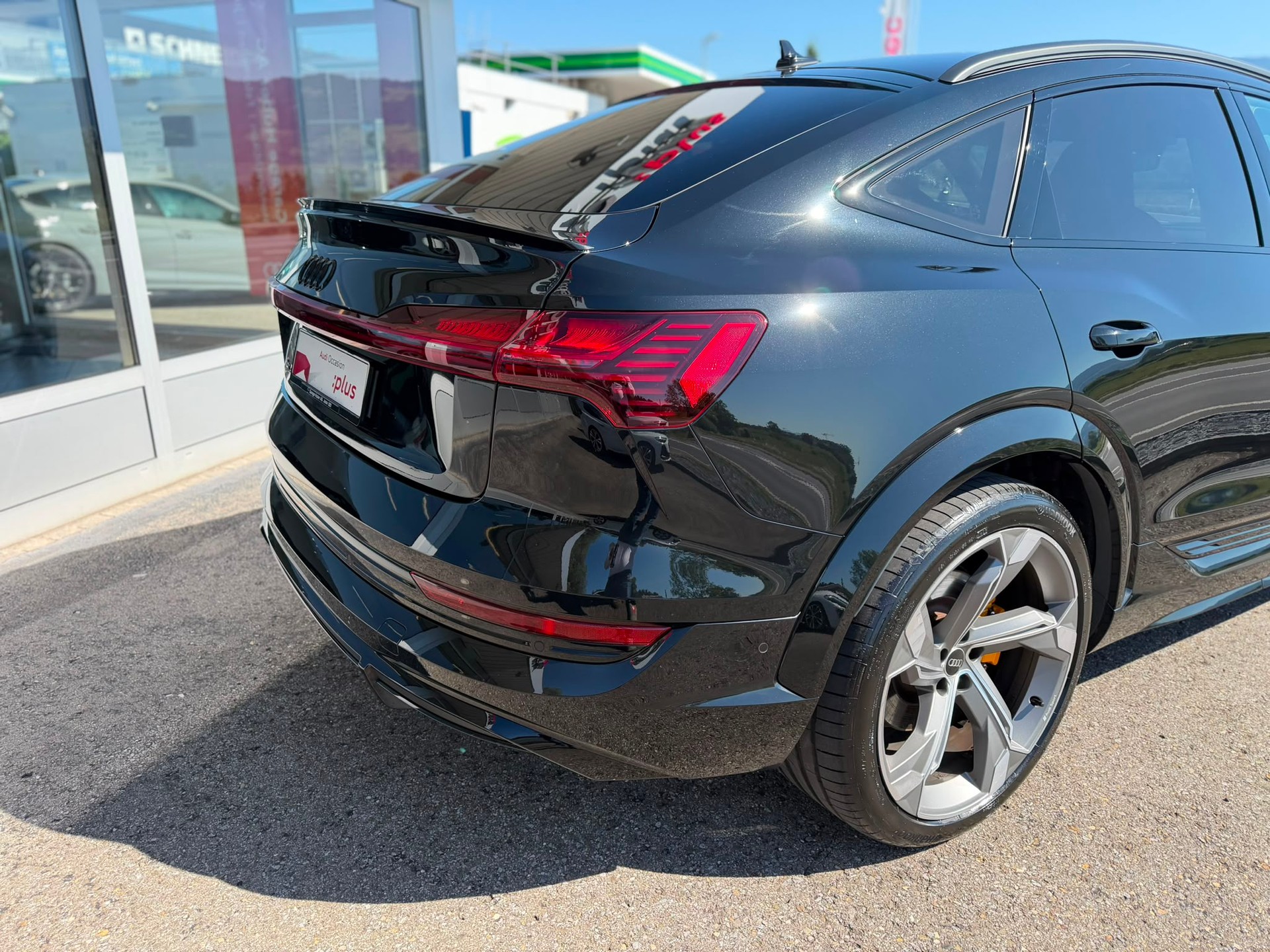 AUDI e-tron S Sportback quattro-image-3