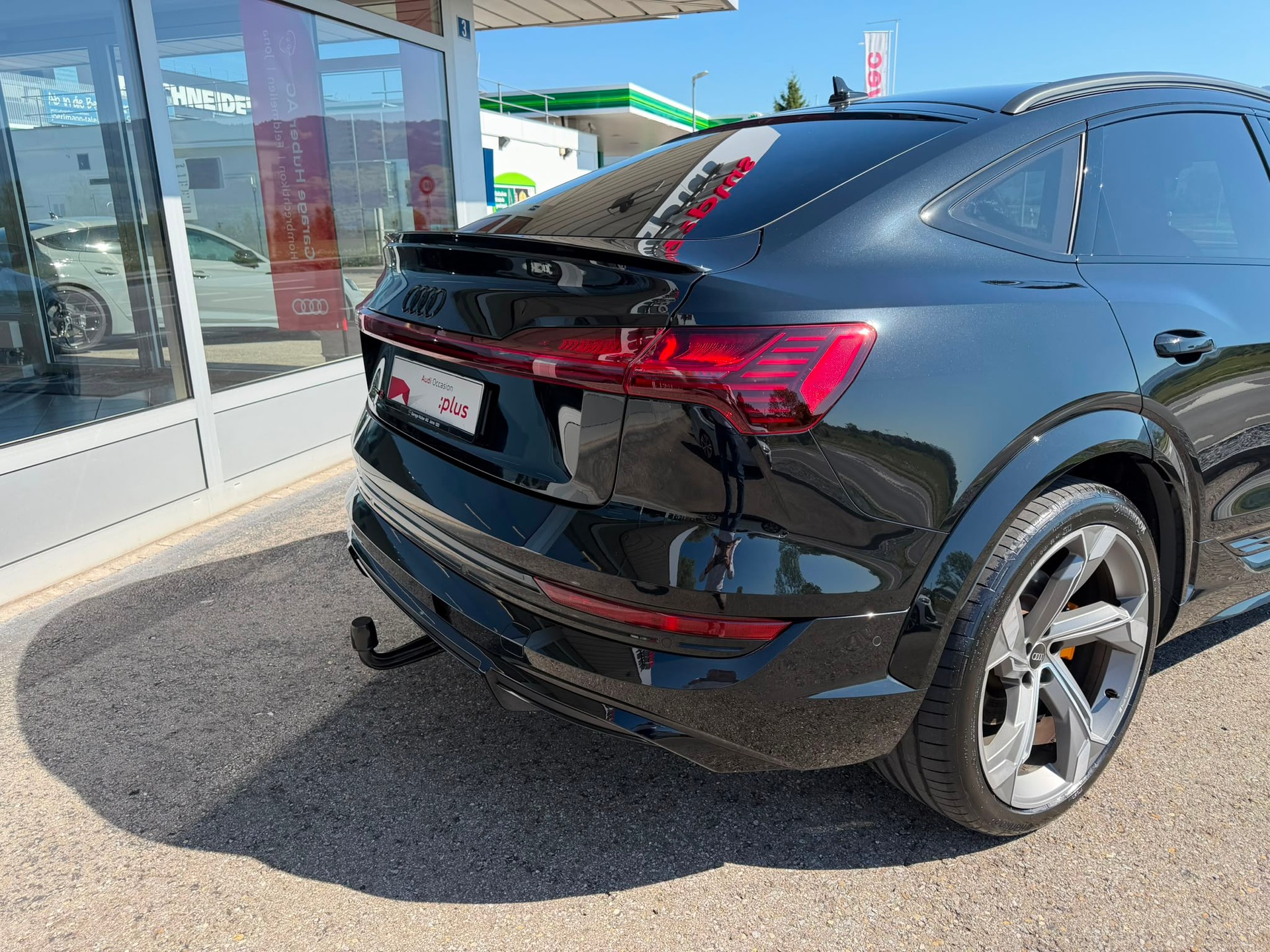 AUDI e-tron S Sportback quattro-image-4