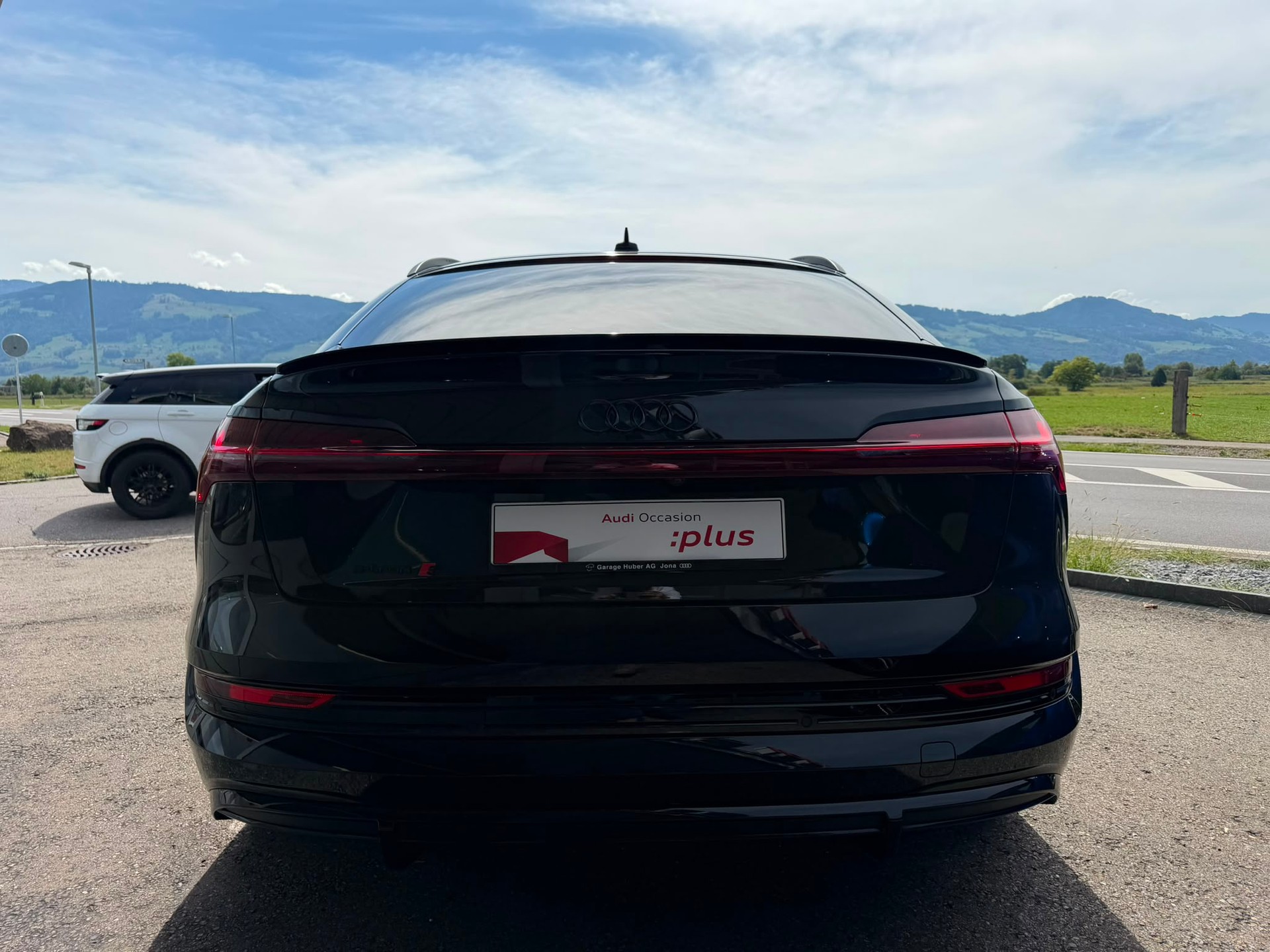 AUDI e-tron S Sportback quattro-showroom-element-2