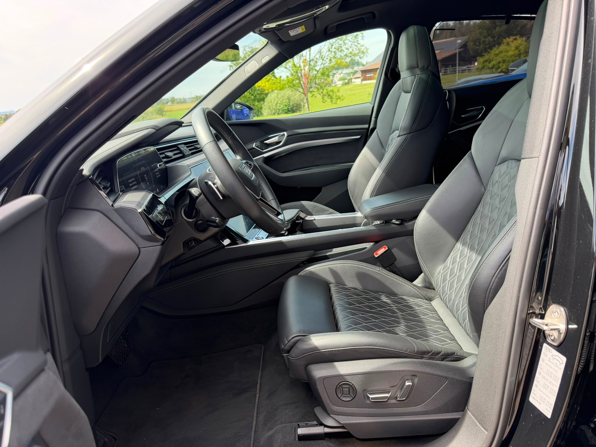 AUDI e-tron S Sportback quattro-image-8