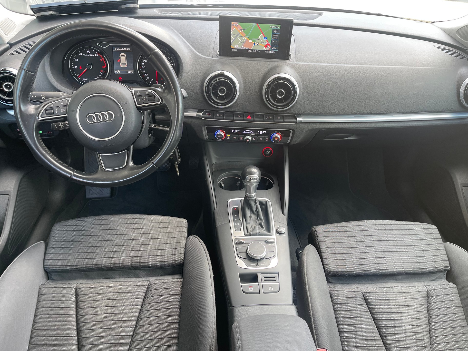 AUDI A3 Sportback 1.4 TFSI Attraction S-tronic-image-10