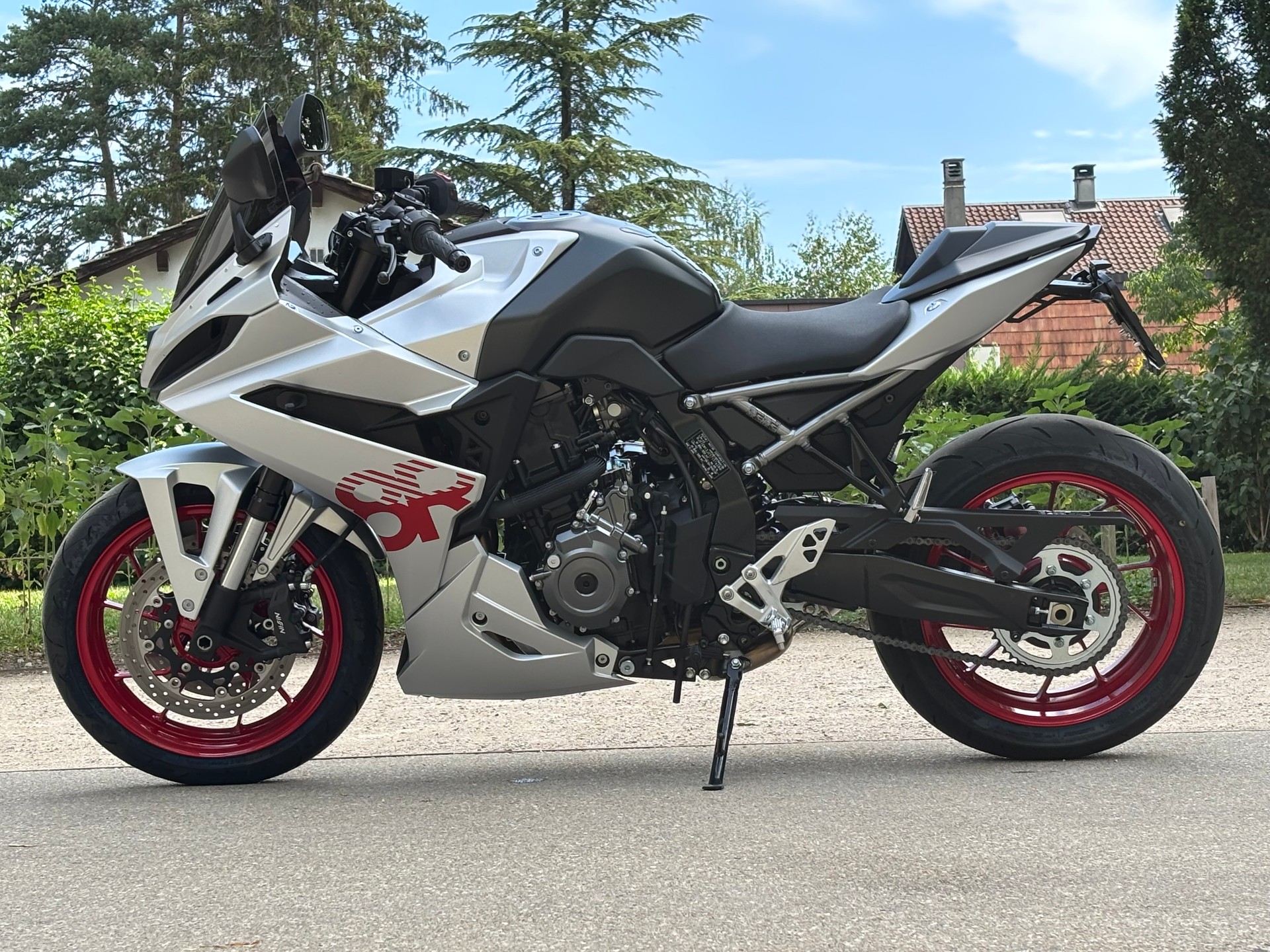SUZUKI GSX-8R-image-2