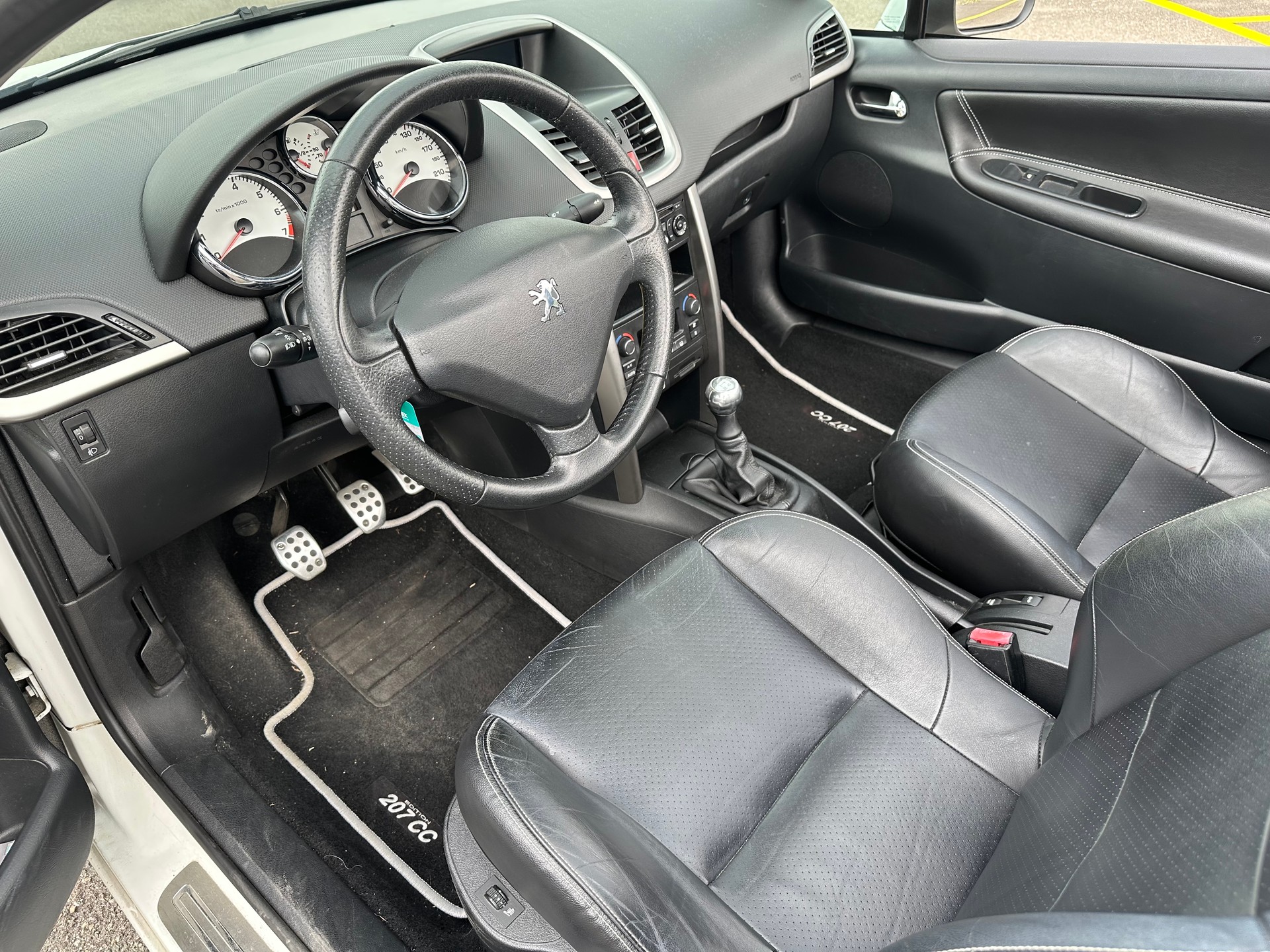 PEUGEOT 207 CC 1.6 16V Swiss Edition-image-8