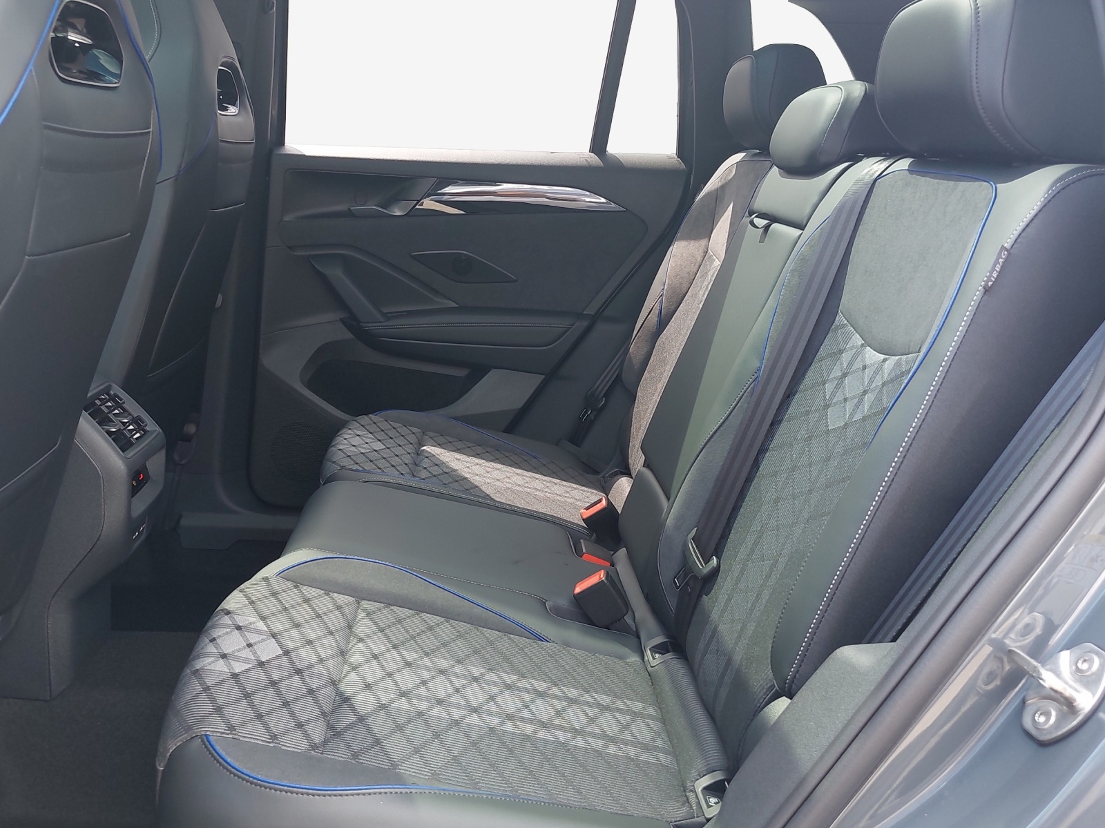 VW Tiguan 2.0 TSI DSG R-Line Plus 4Motion-image-11