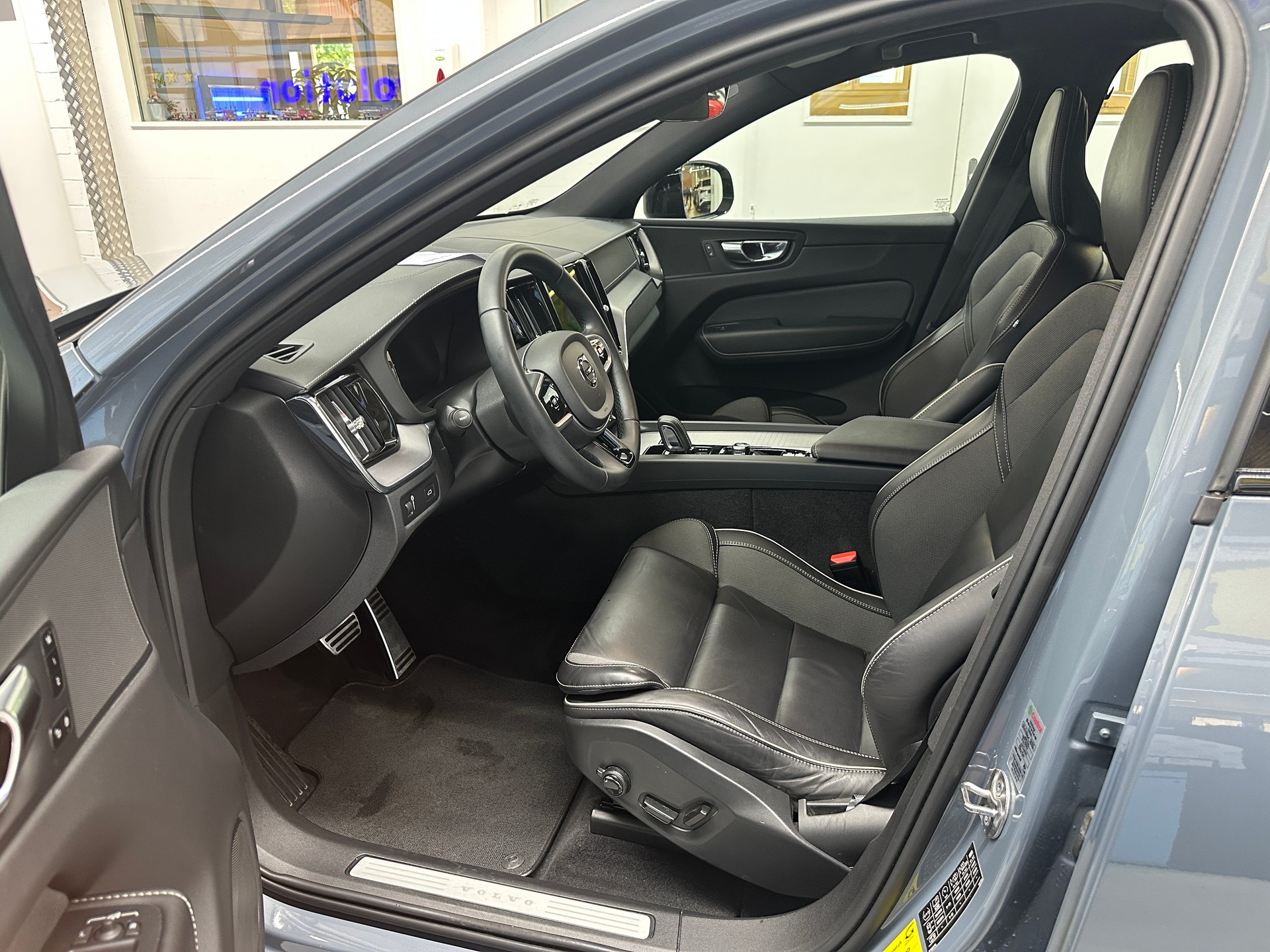 VOLVO XC60 B5 Diesel Mild Hybrid AWD R-Design Geartronic-image-6