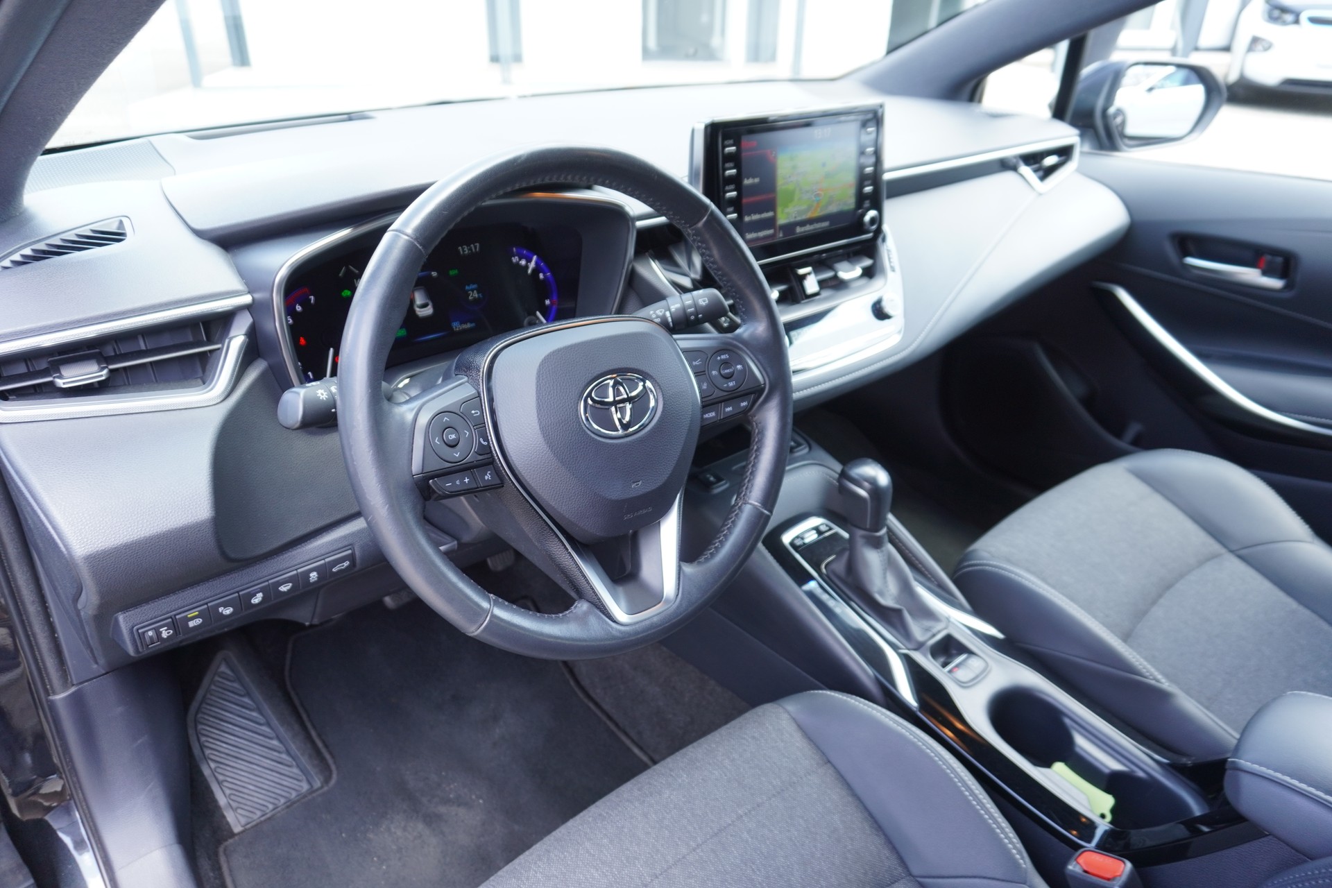 TOYOTA Corolla Touring Sports 1.8 HSD Trend e-CVT-image-11
