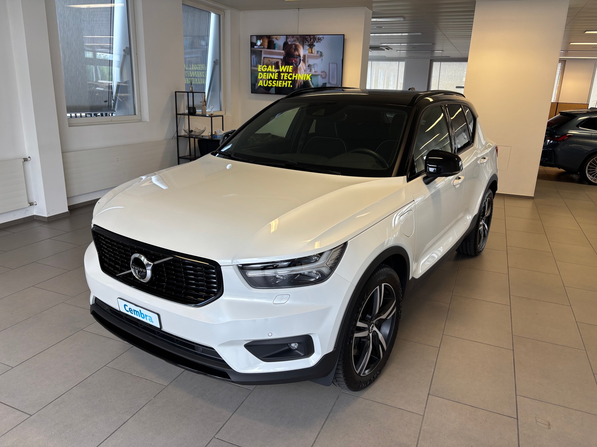 VOLVO XC40 T5 TwE R-Design DCT-image-0