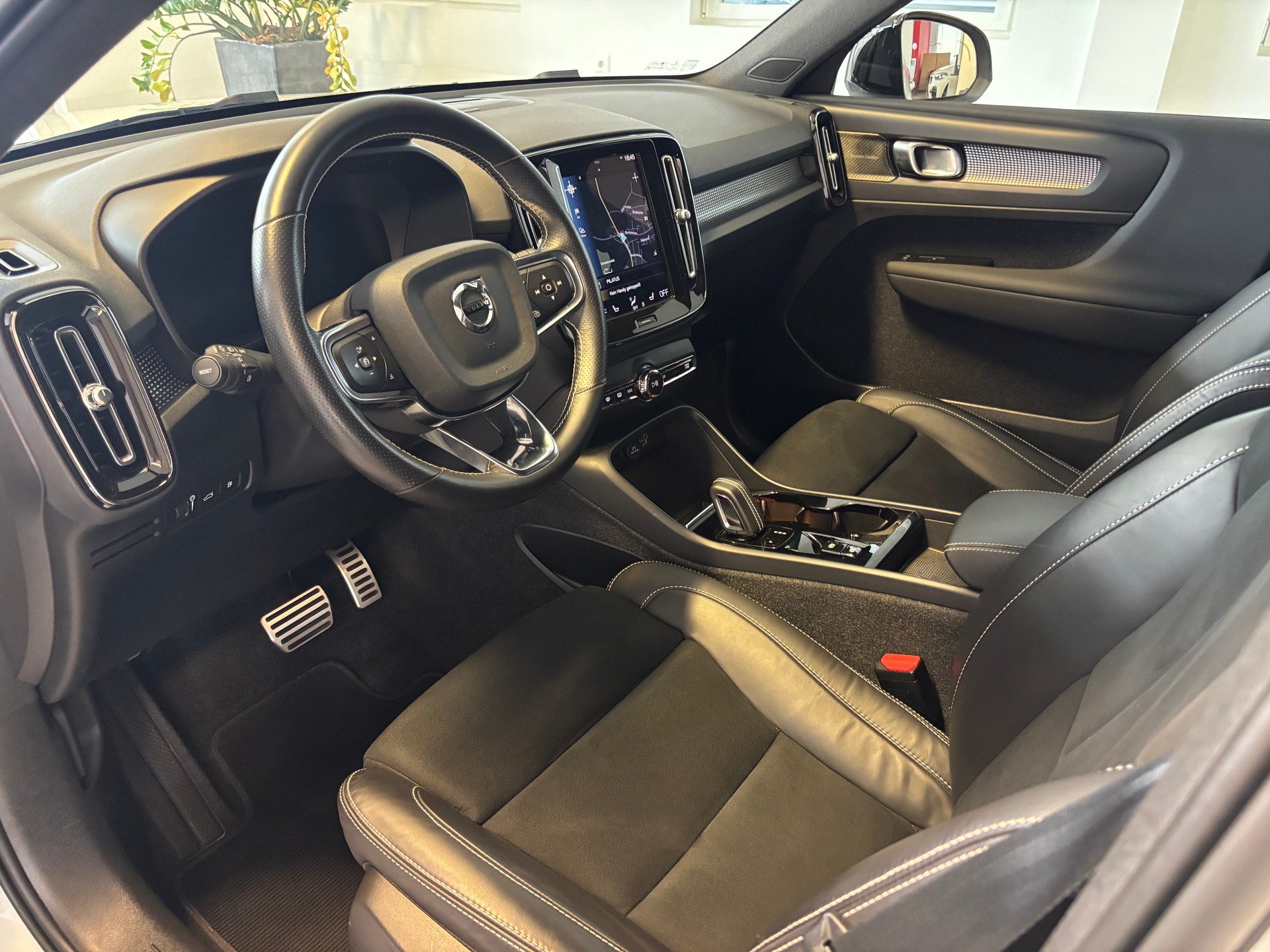 VOLVO XC40 T5 TwE R-Design DCT-image-4