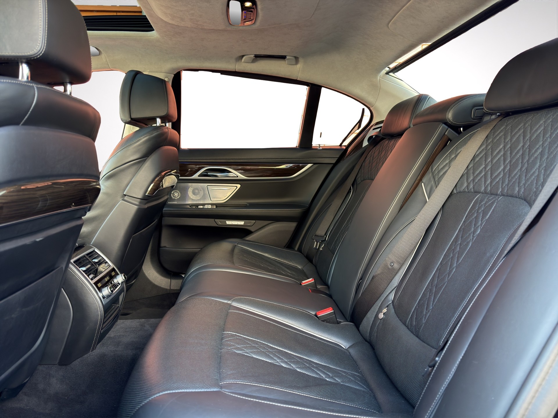BMW 750i xDrive Steptronic-image-14