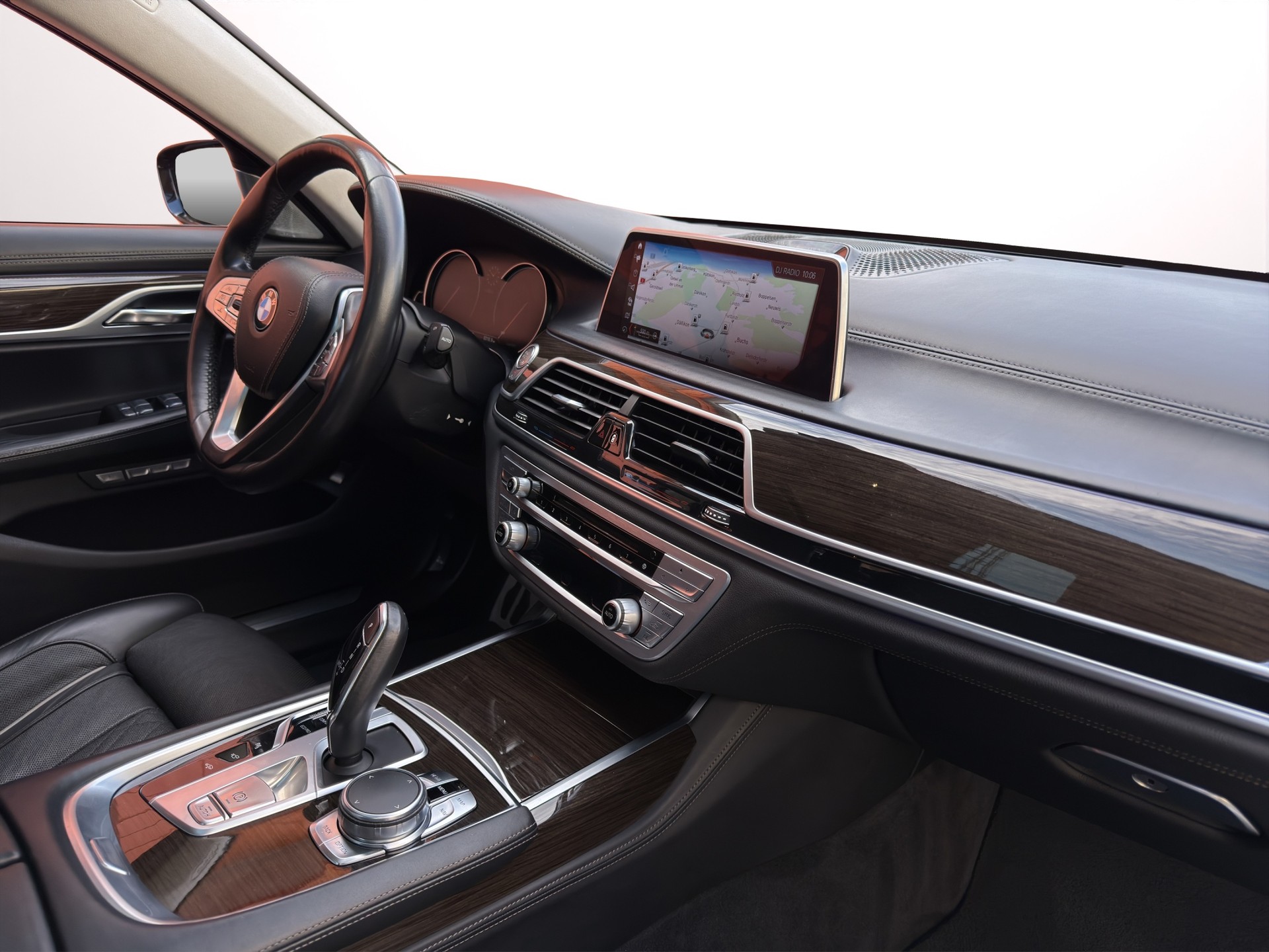BMW 750i xDrive Steptronic-image-13