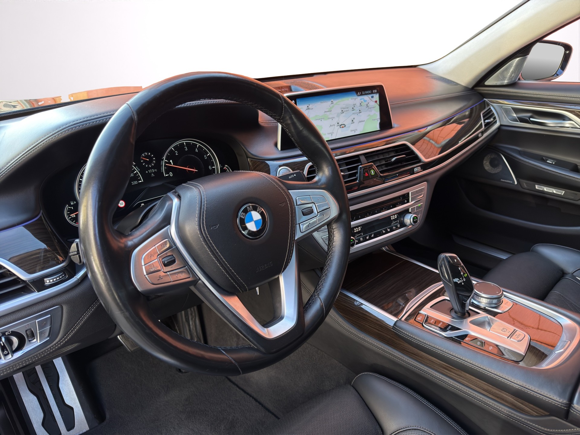 BMW 750i xDrive Steptronic-image-10