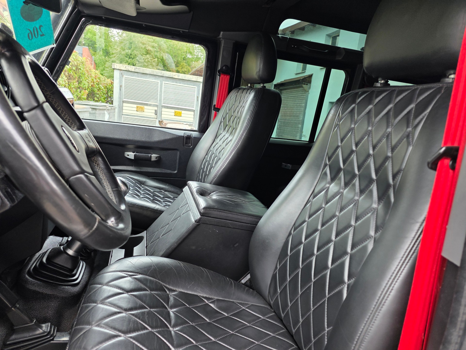 LAND ROVER Defender 110 2.2 TD4 Station Wagon-image-10