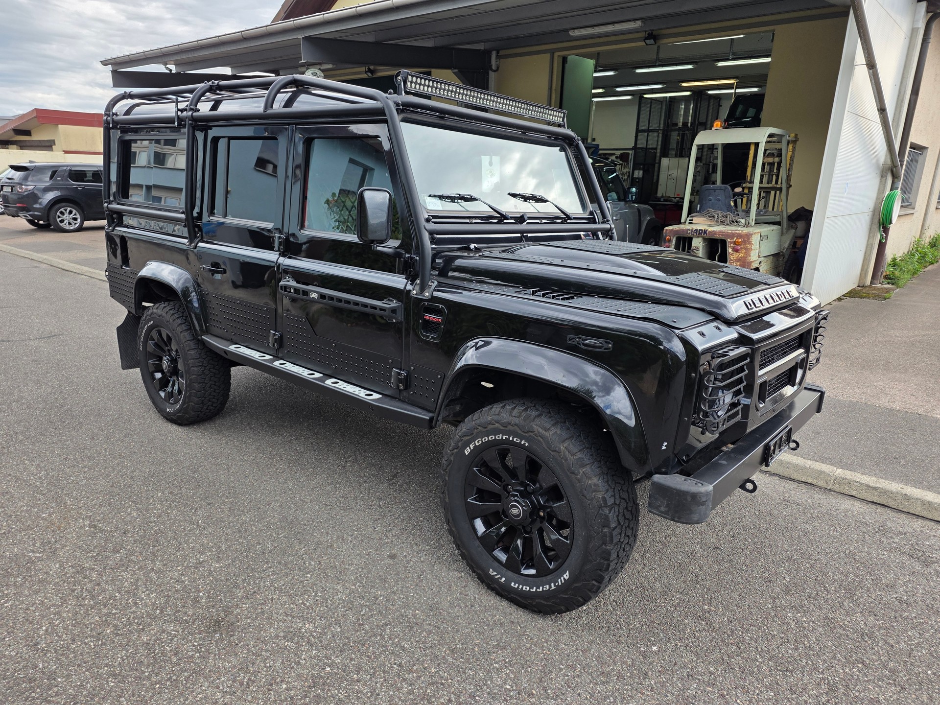 LAND ROVER Defender 110 2.2 TD4 Station Wagon-image-8