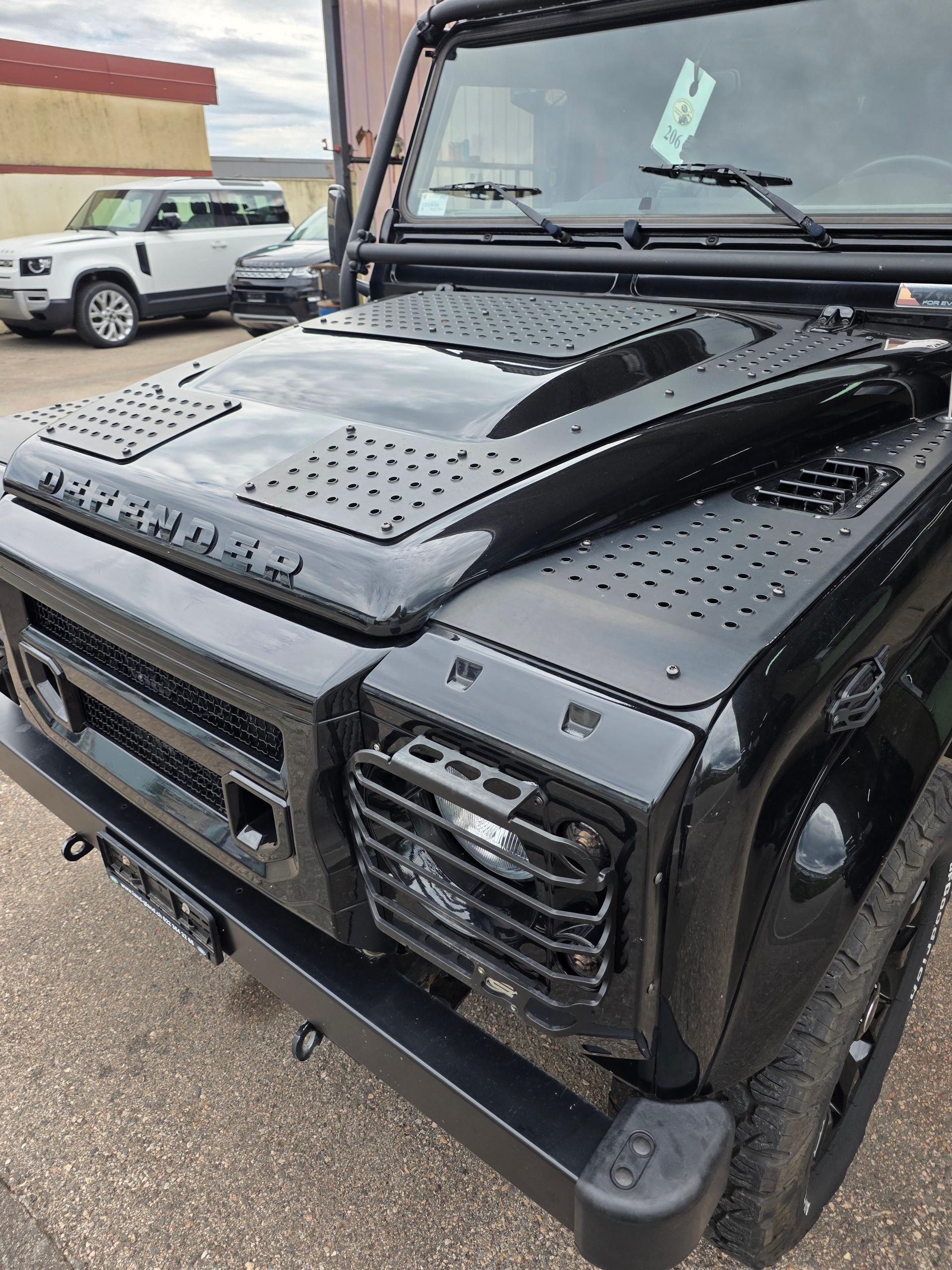 LAND ROVER Defender 110 2.2 TD4 Station Wagon-image-12
