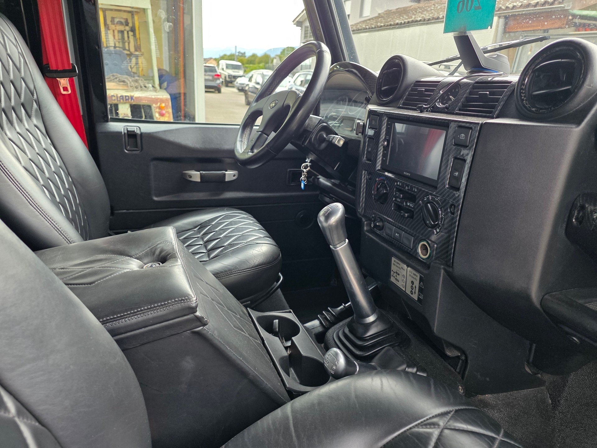 LAND ROVER Defender 110 2.2 TD4 Station Wagon-image-11