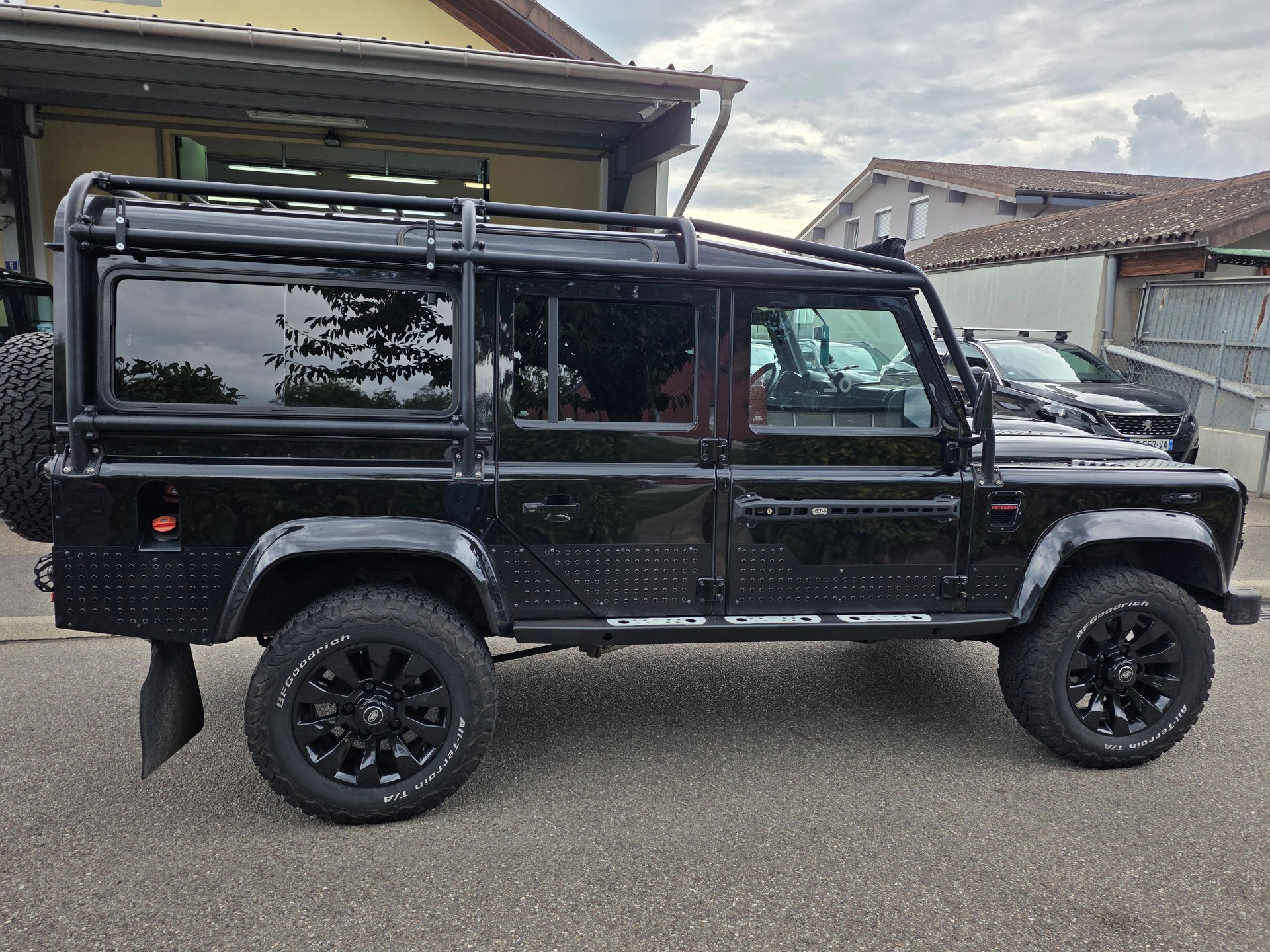 LAND ROVER Defender 110 2.2 TD4 Station Wagon-image-3