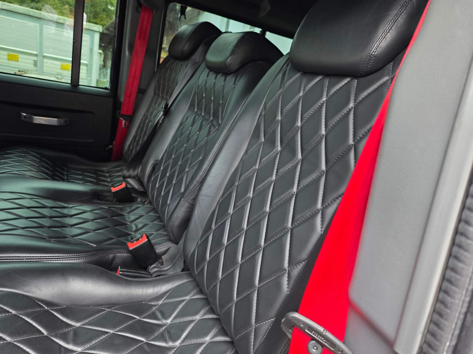 LAND ROVER Defender 110 2.2 TD4 Station Wagon-image-15
