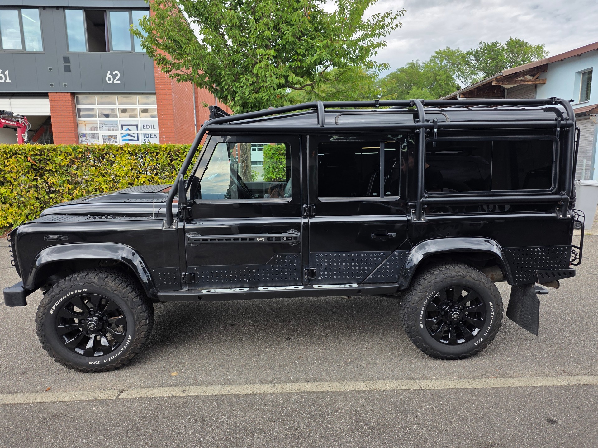 LAND ROVER Defender 110 2.2 TD4 Station Wagon-image-2