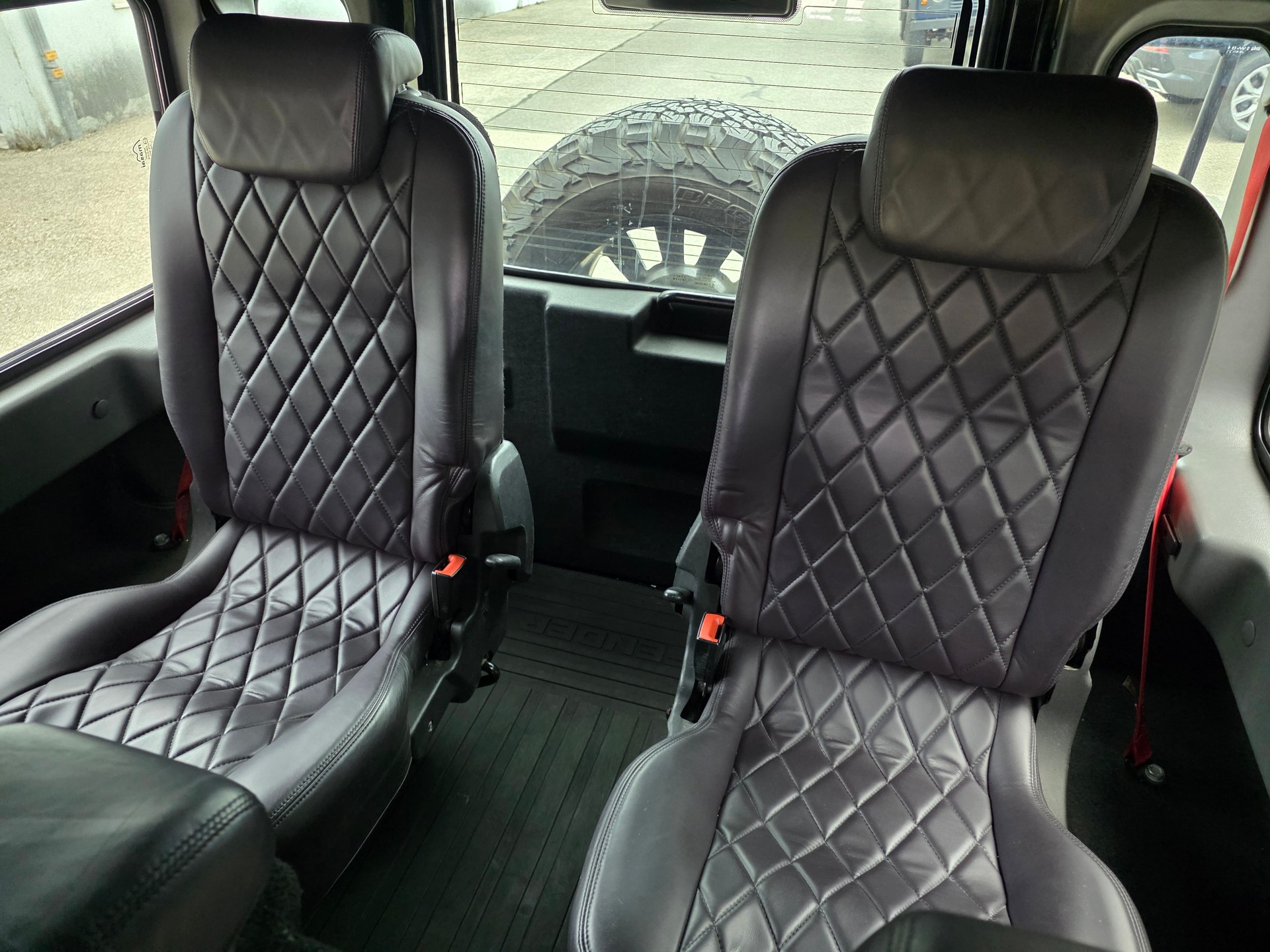 LAND ROVER Defender 110 2.2 TD4 Station Wagon-image-14