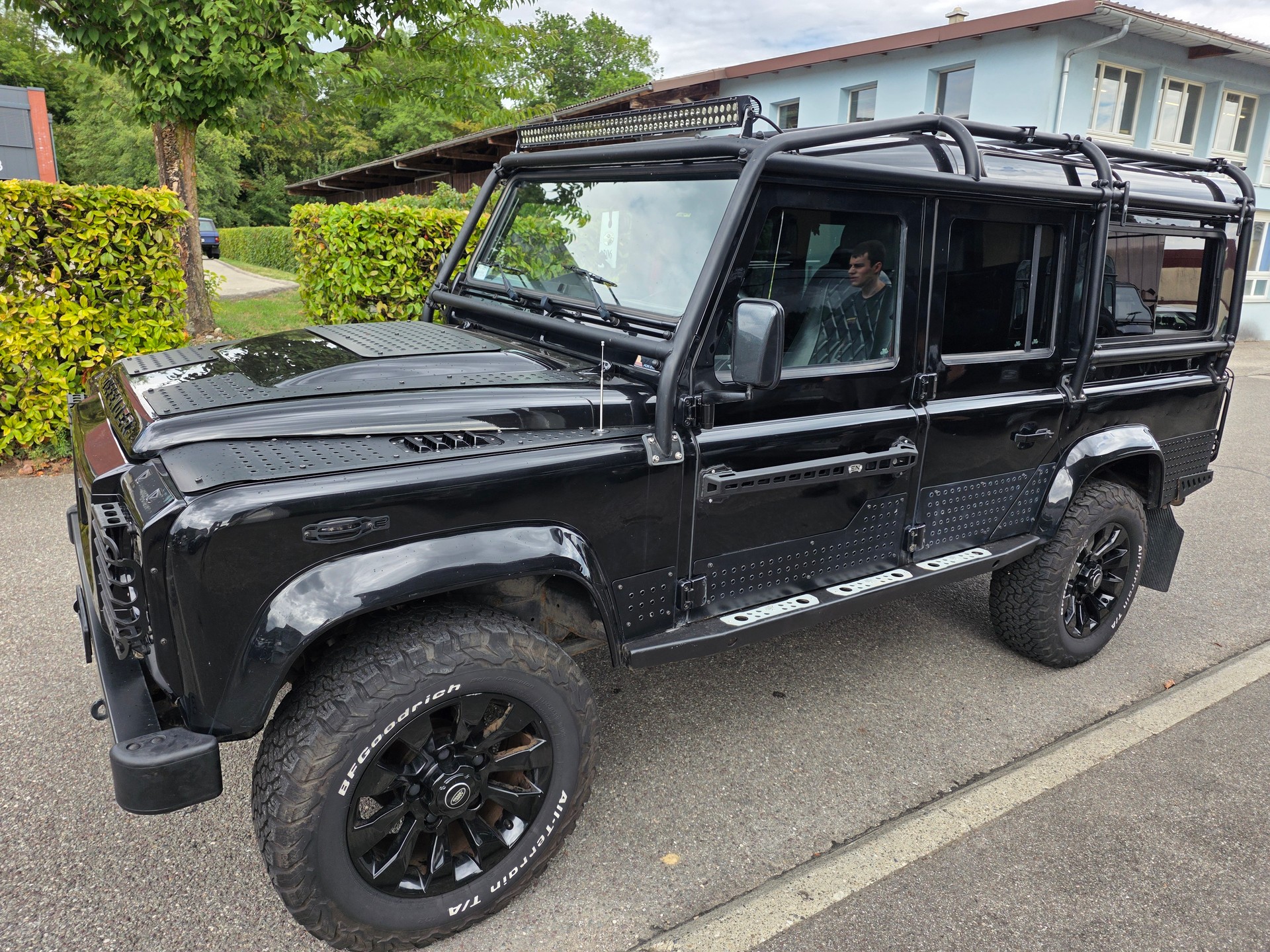 LAND ROVER Defender 110 2.2 TD4 Station Wagon-image-0