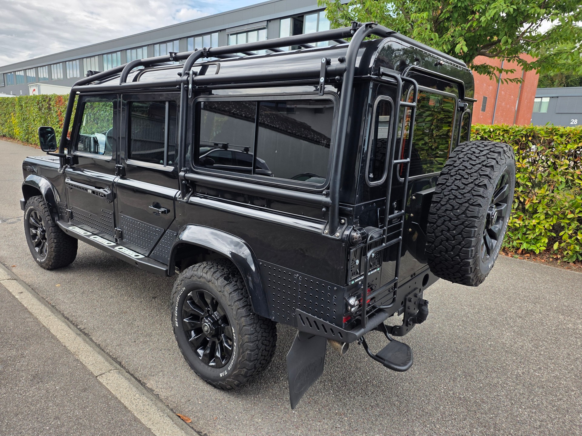 LAND ROVER Defender 110 2.2 TD4 Station Wagon-image-1