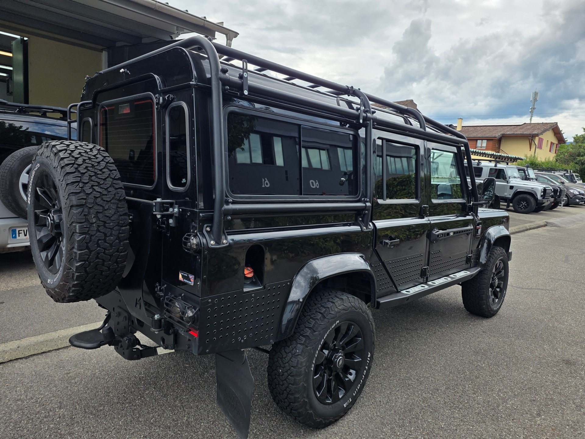 LAND ROVER Defender 110 2.2 TD4 Station Wagon-image-4