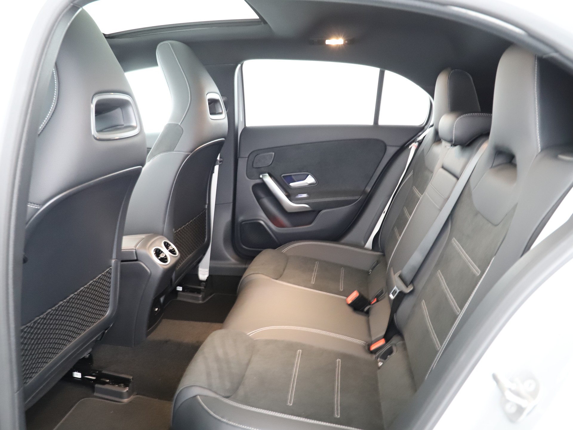 MERCEDES-BENZ A 200 Night Star 7G-DCT-image-9