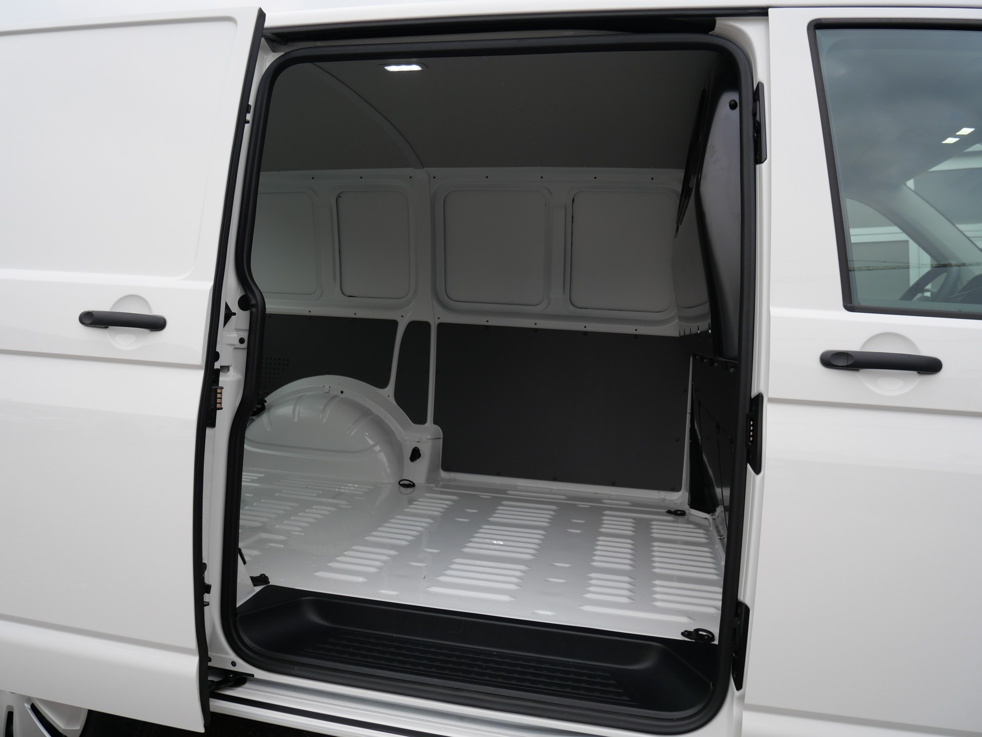VW T6.1 2.0 TDI 4Motion-image-8