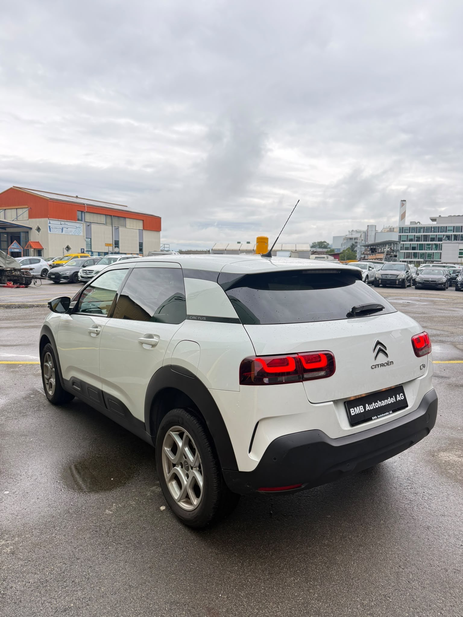 CITROEN C4 Cactus 1.2 Pure Tech Shine EAT6-image-4