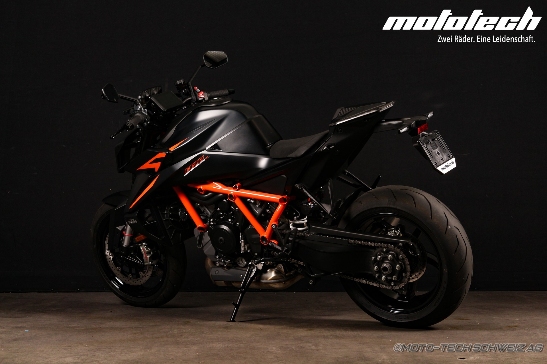 KTM 1390 Super Duke R-showroom-element-3