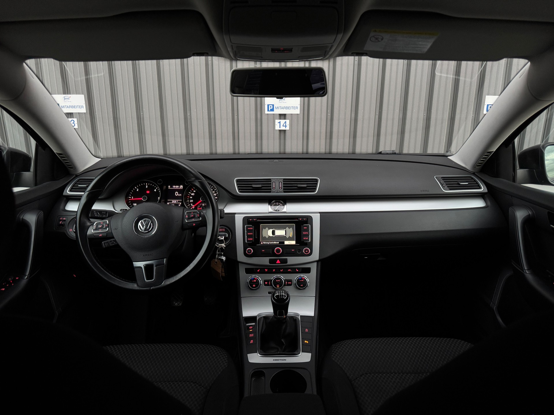 VW Passat Variant 2.0 TDI BMT Trendline 4M-image-15