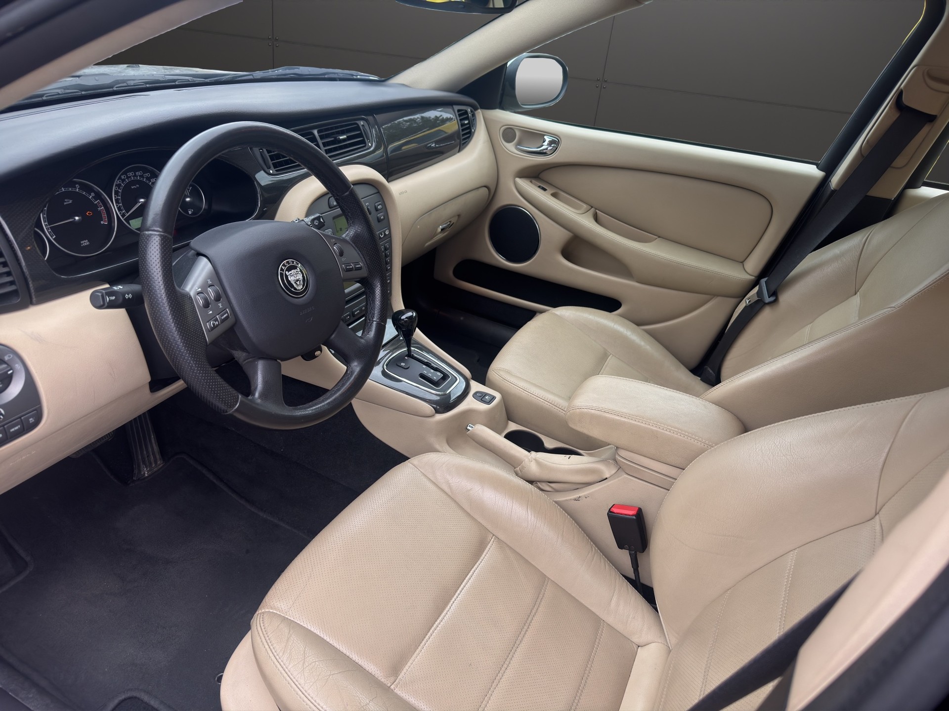 JAGUAR X-Type Estate 2.5 V6 Traction4 Cl. Anniv. Pack Aut.-image-9