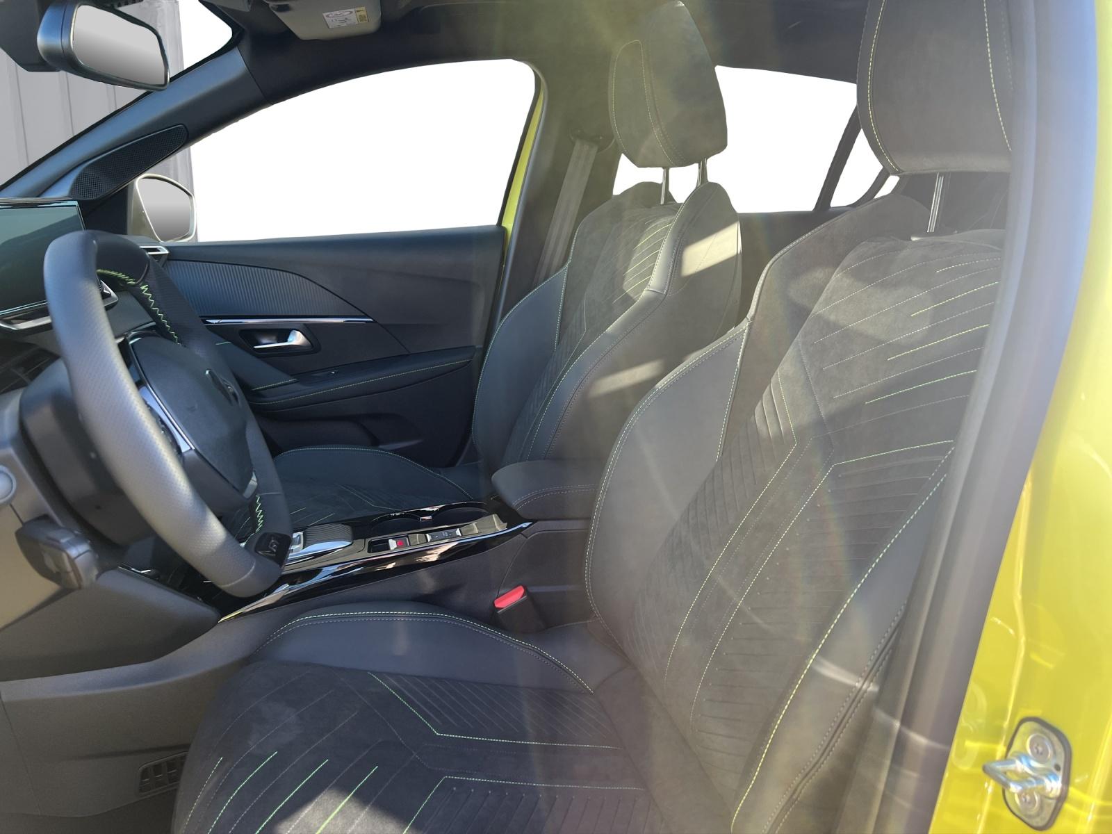 PEUGEOT 208 1.2 Hybrid 145 GT Exclusive-image-9