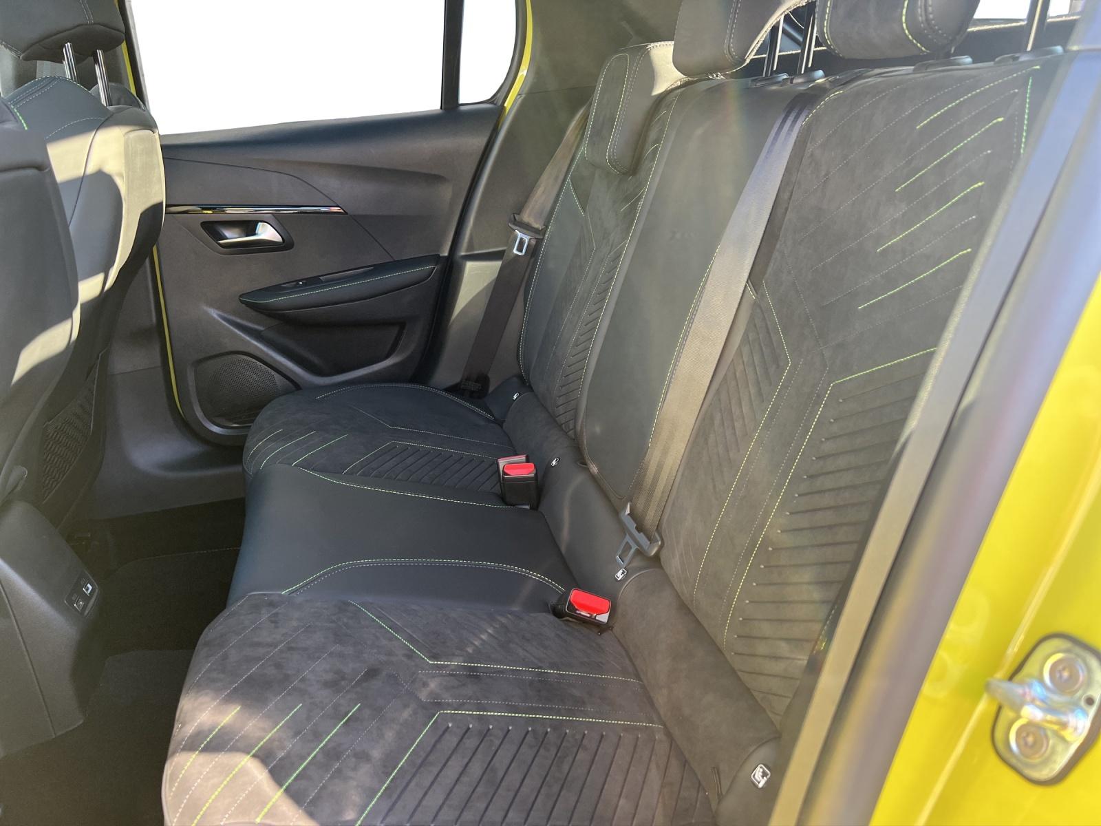 PEUGEOT 208 1.2 Hybrid 145 GT Exclusive-image-11