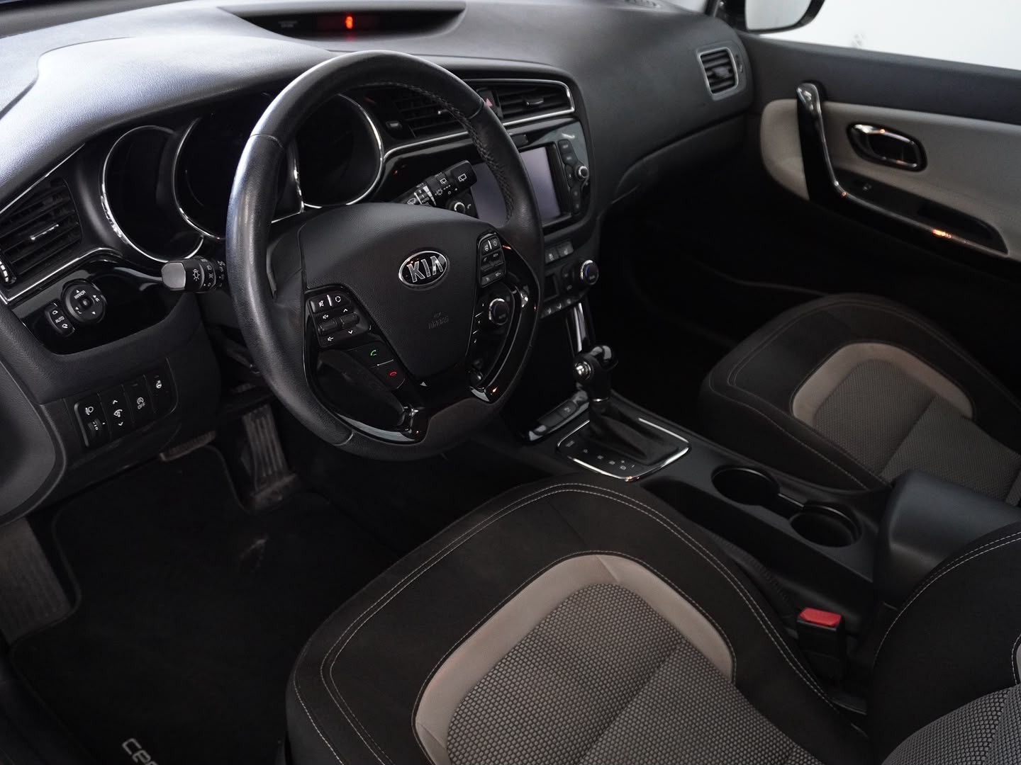KIA Cee'd Sportswagon 1.6 CRDi Swiss Champion DCT-image-2