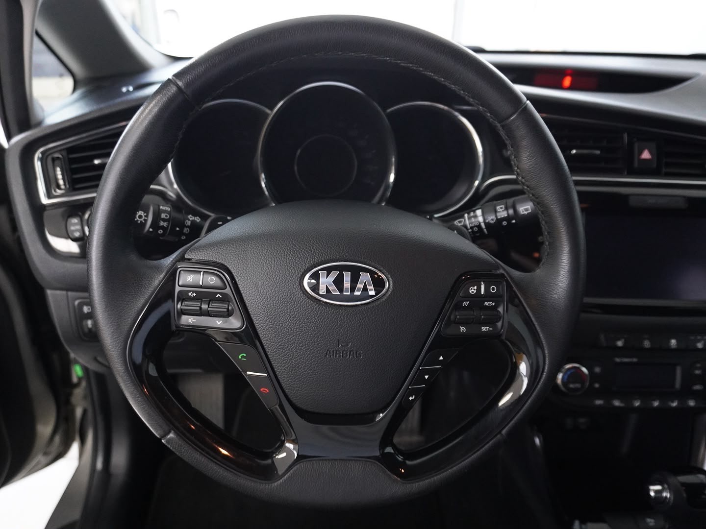 KIA Cee'd Sportswagon 1.6 CRDi Swiss Champion DCT-image-7