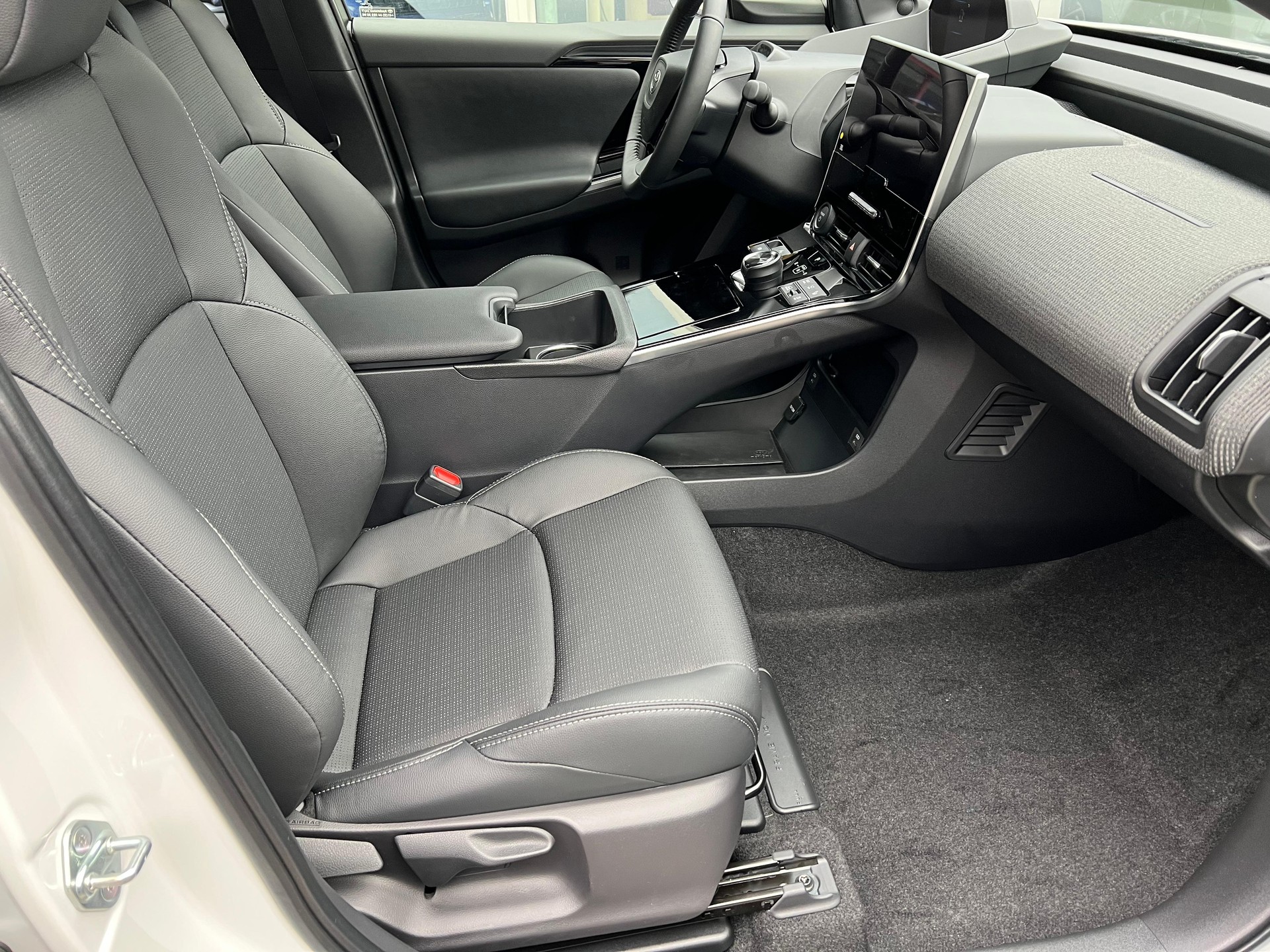 TOYOTA bZ4X 6.6 kw OBC Premium AWD-image-12