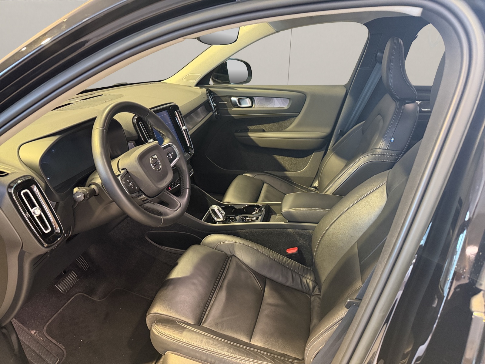 VOLVO XC40 1.5 T5 PiH Ultimate Bright-image-4