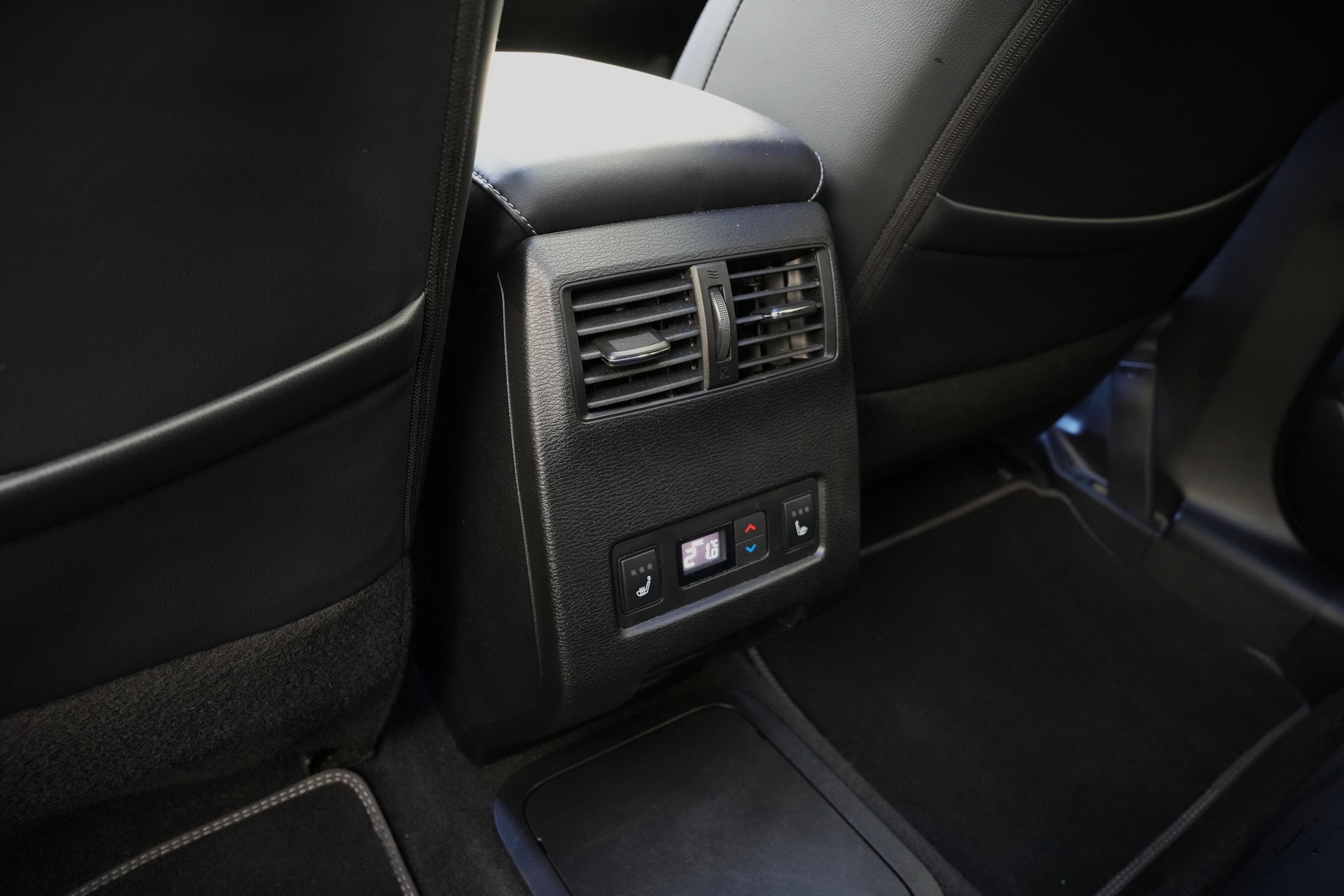 MITSUBISHI Outlander 2.4 PHEV Instyle 4x4-image-11