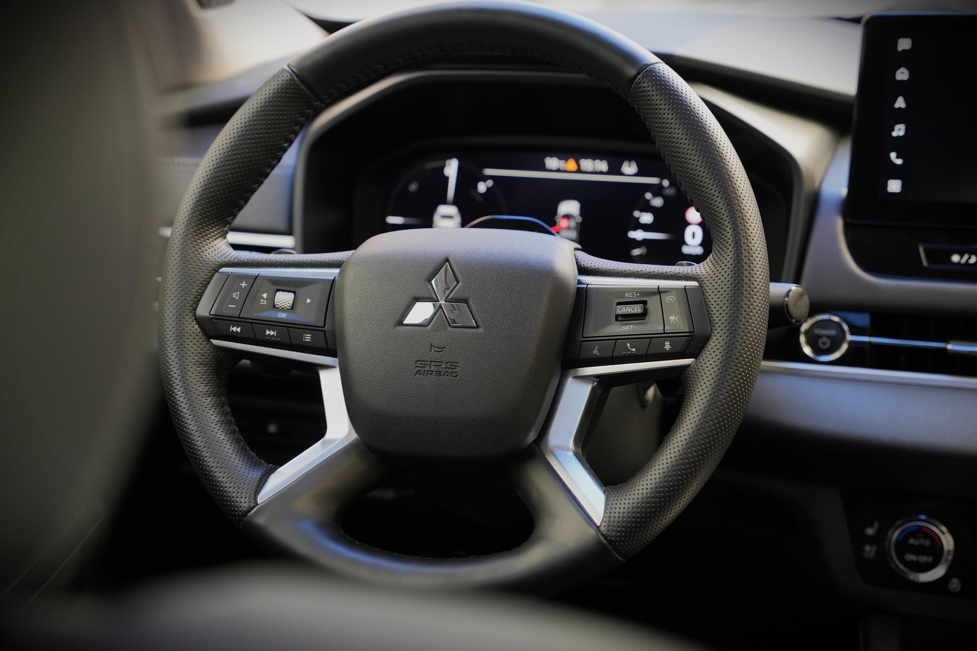 MITSUBISHI Outlander 2.4 PHEV Instyle 4x4-image-10