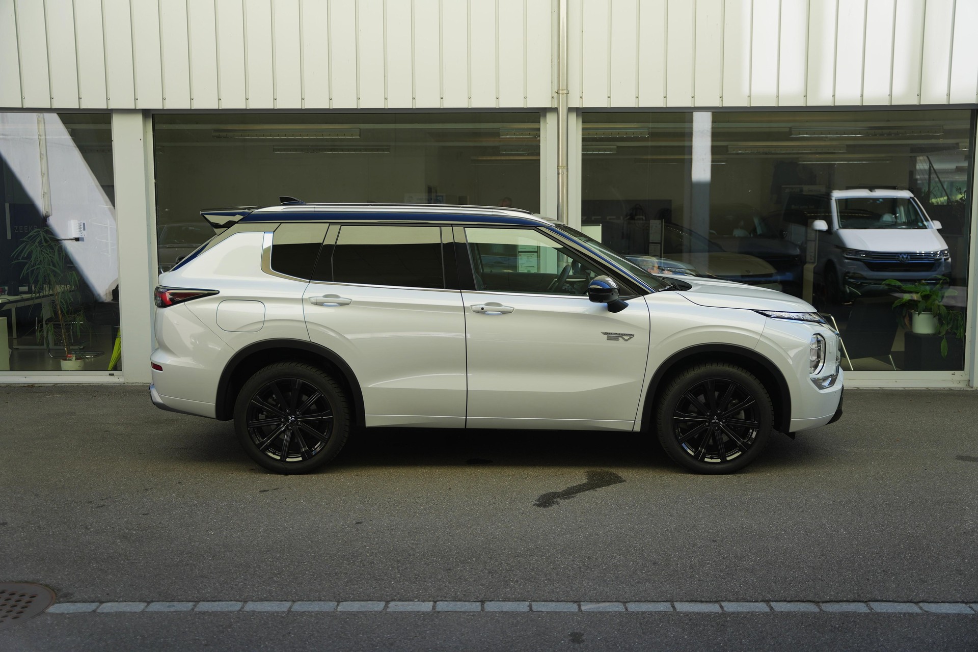 MITSUBISHI Outlander 2.4 PHEV Instyle 4x4-image-2