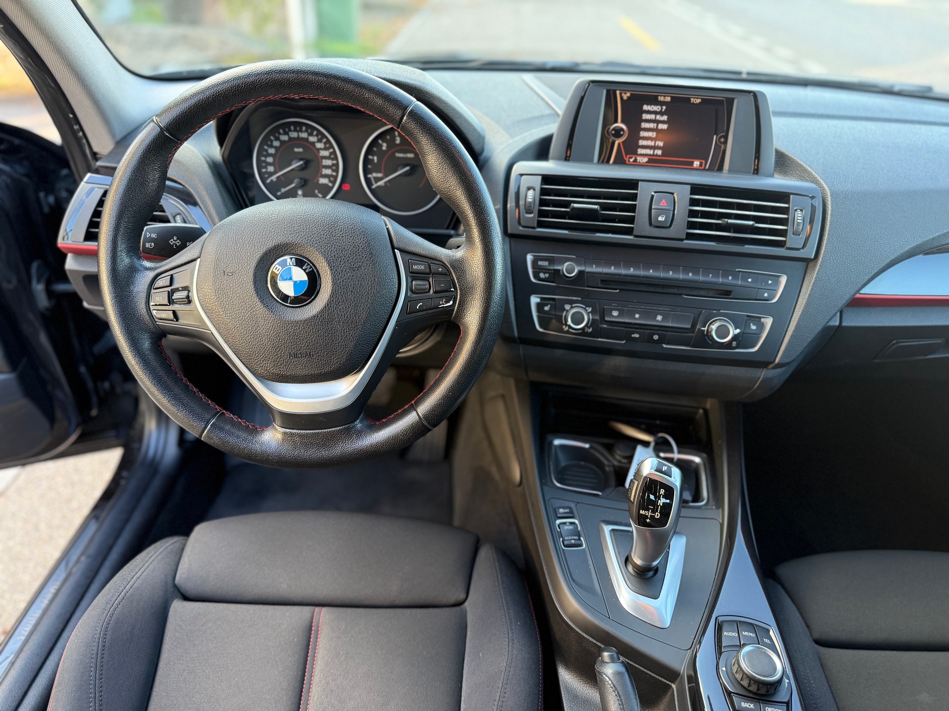 BMW 118i Sport Line Steptronic-image-10