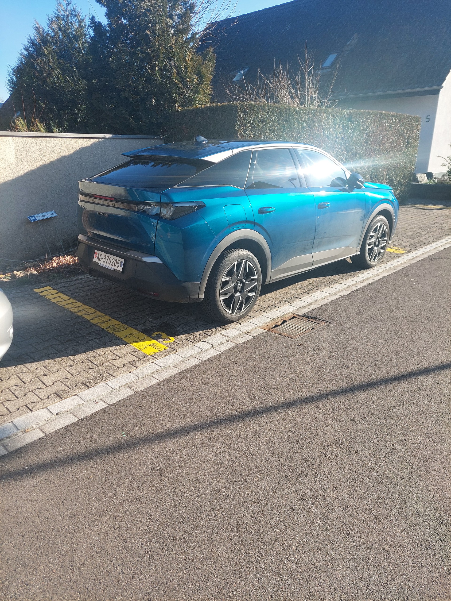 PEUGEOT 3008 136 e-DSC6 Hybrid Allure-image-5