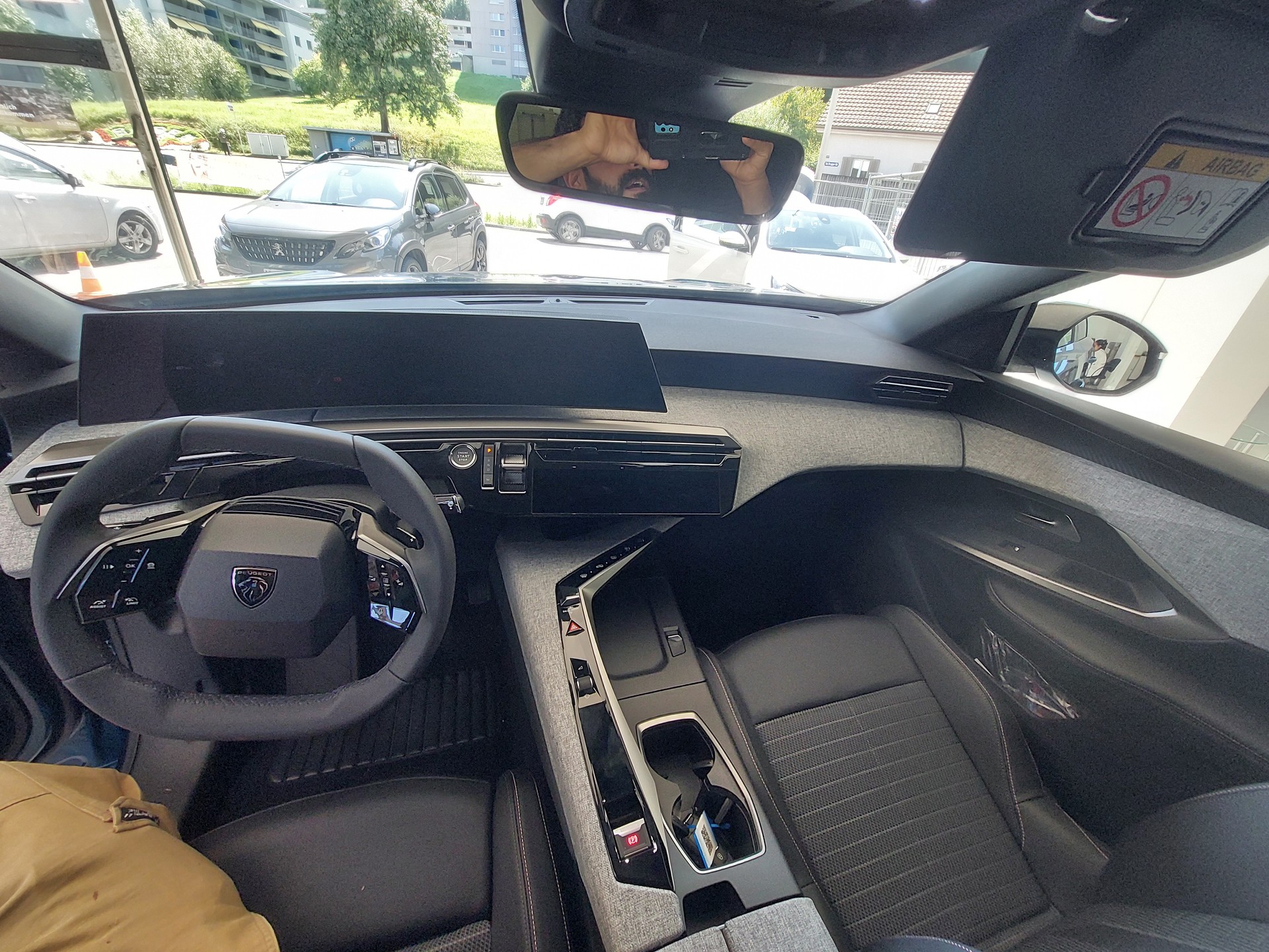 PEUGEOT 3008 136 e-DSC6 Hybrid Allure-image-1
