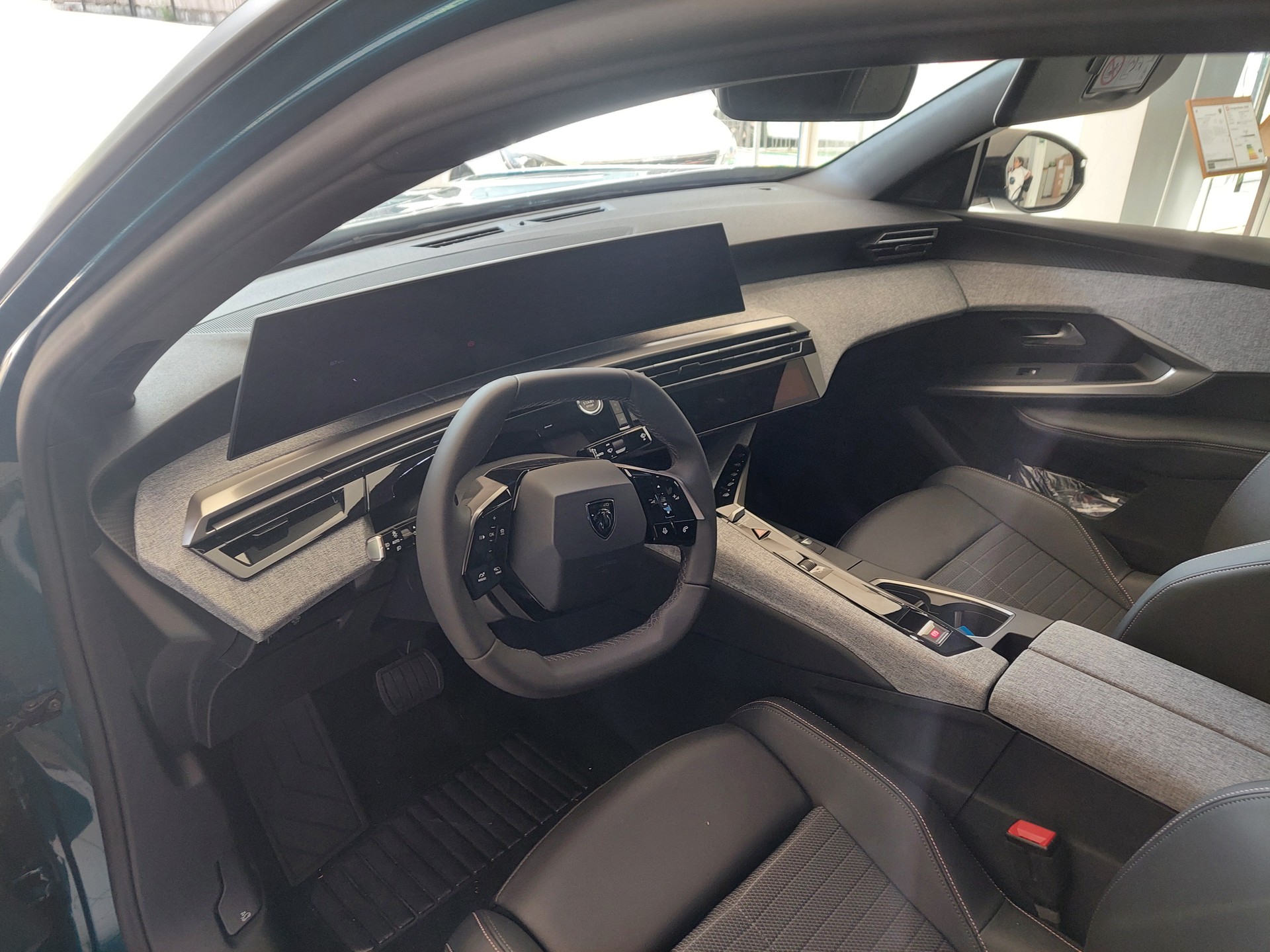 PEUGEOT 3008 136 e-DSC6 Hybrid Allure-image-2